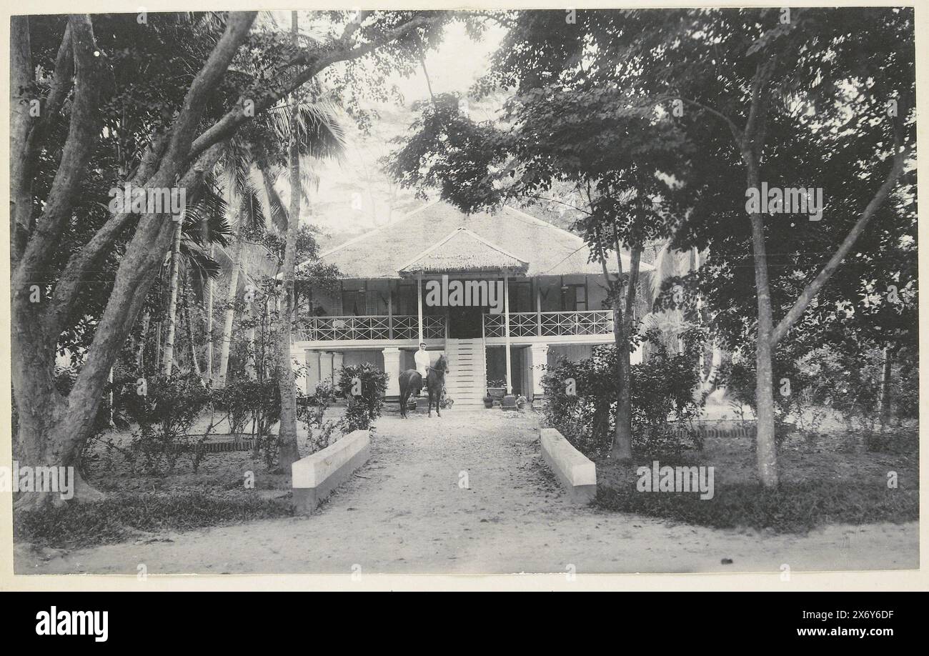 Porträt von Albert Glaser vor seinem Haus, Langkat Sumatra, Foto, Carl J. Kleingrothe, Medan, c. 1900, fotografischer Träger, Höhe, 180 mm x Breite, 290 mm Stockfoto