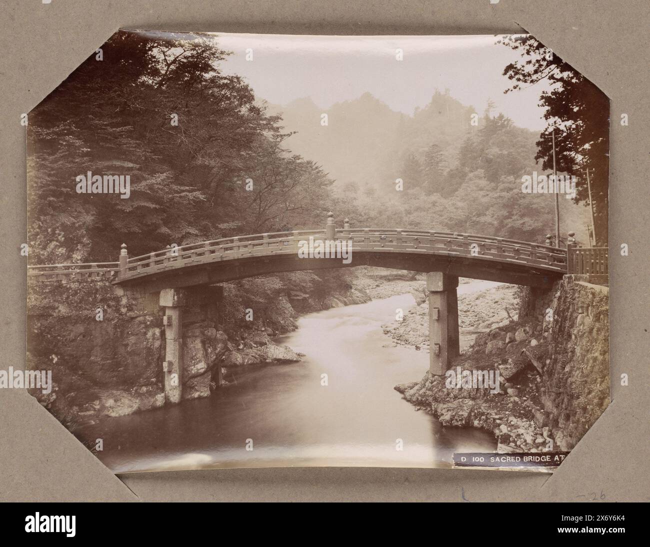 Shinkyo oder Holy Bridge in Nikko, Japan, dieses Foto ist Teil eines Albums., Foto, anonym, Nikko, ca. 1890 - in oder vor 1903, Papier, Albumendruck, Höhe, 210 mm x Breite, 277 mm Stockfoto