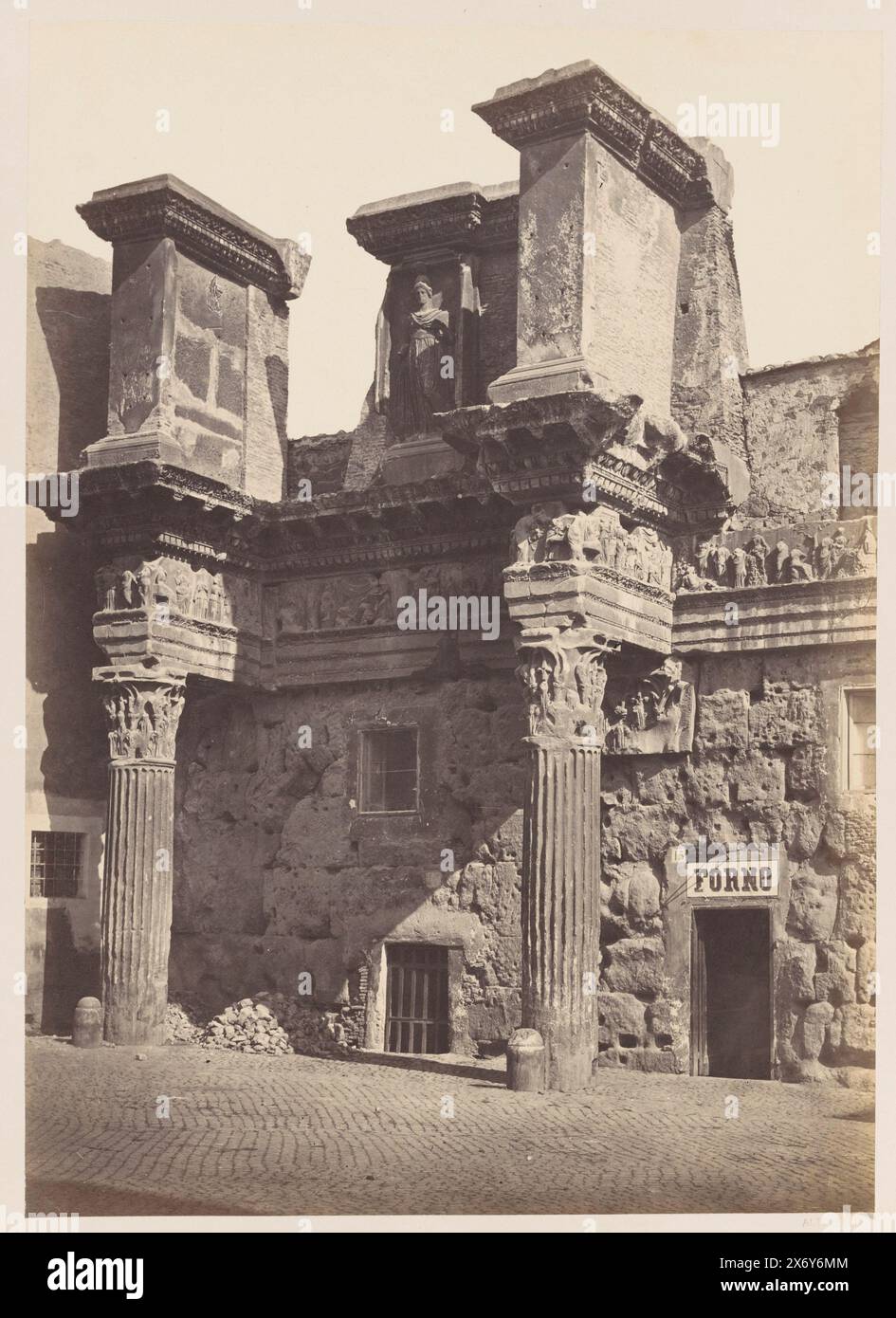 Tempel der Minerva in Rom, Italien, Tempio di Minerva Roma (Titel auf Objekt), Foto, Altobelli e CI, (auf Objekt erwähnt), Rom, 1865 - 1878, Karton, Albumendruck, Höhe, 378 mm x Breite, 271 mm, Höhe, 502 mm x Breite, 417 mm Stockfoto