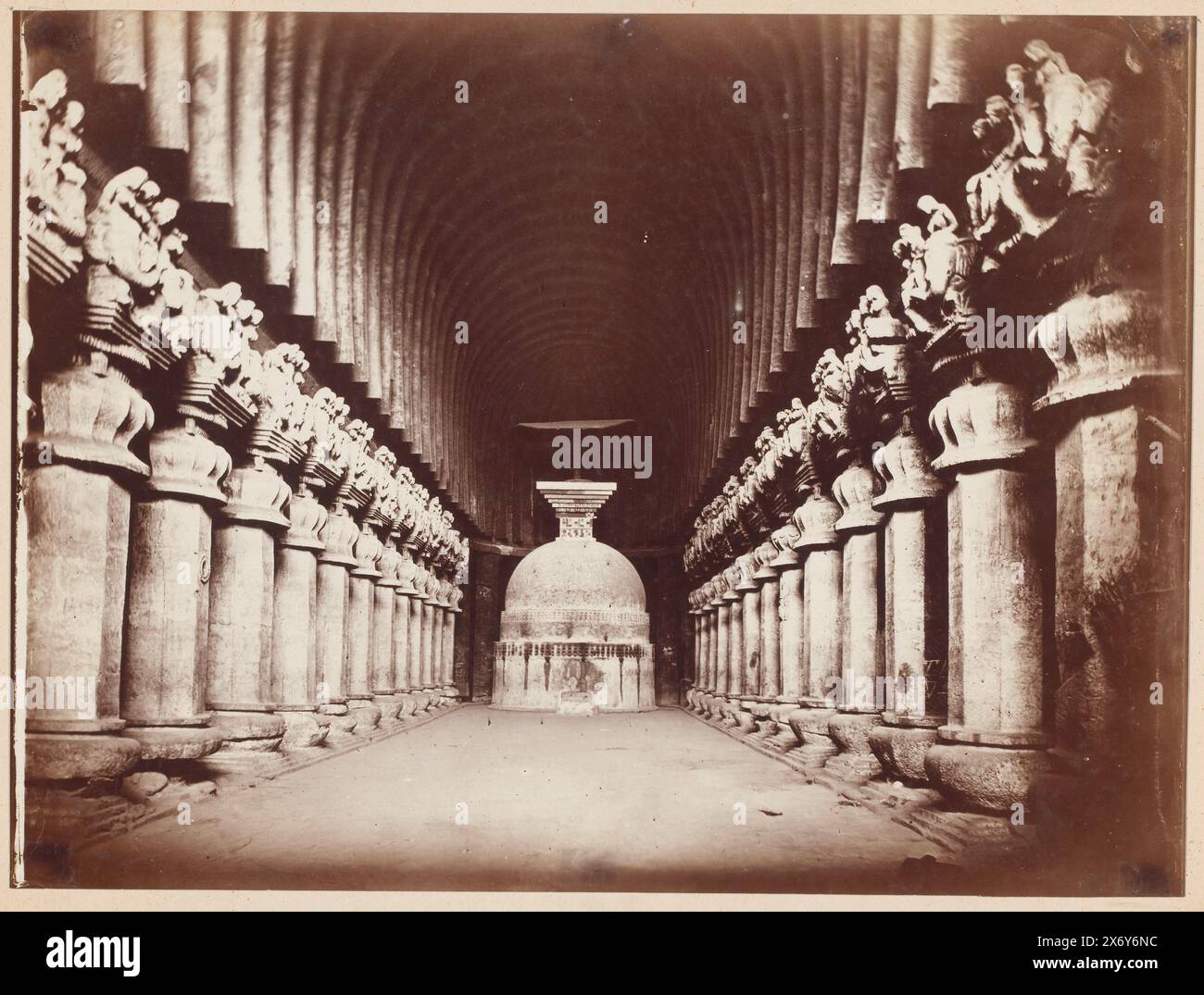 Chaitya in den Karli-Höhlen in der Nähe von Mumbai, Maharashtra, Indien, zeigt dieses Foto das Chaitya (Heiligtum) der größten einer Gruppe von Höhlen in Karli, im westindischen Bundesstaat Maharastra. Diese Höhle ist buddhistischer Herkunft und wird mit einer der Schulen des frühen Buddhismus namens Mahāsāṃghika in Verbindung gebracht. Dieses Foto zeigt die Stupa aus dem Jahr 120 n. Chr. BC, mit einem schirmförmigen Deckel, der unter diesen Höhlen selten ist. Außerhalb der Höhle befindet sich ein Hindutempel der Göttin Ekvira der Koli, der Fischer. 1870 - 1890, baryta-Papier, Höhe, 228 mm x Breite, 305 mm Stockfoto