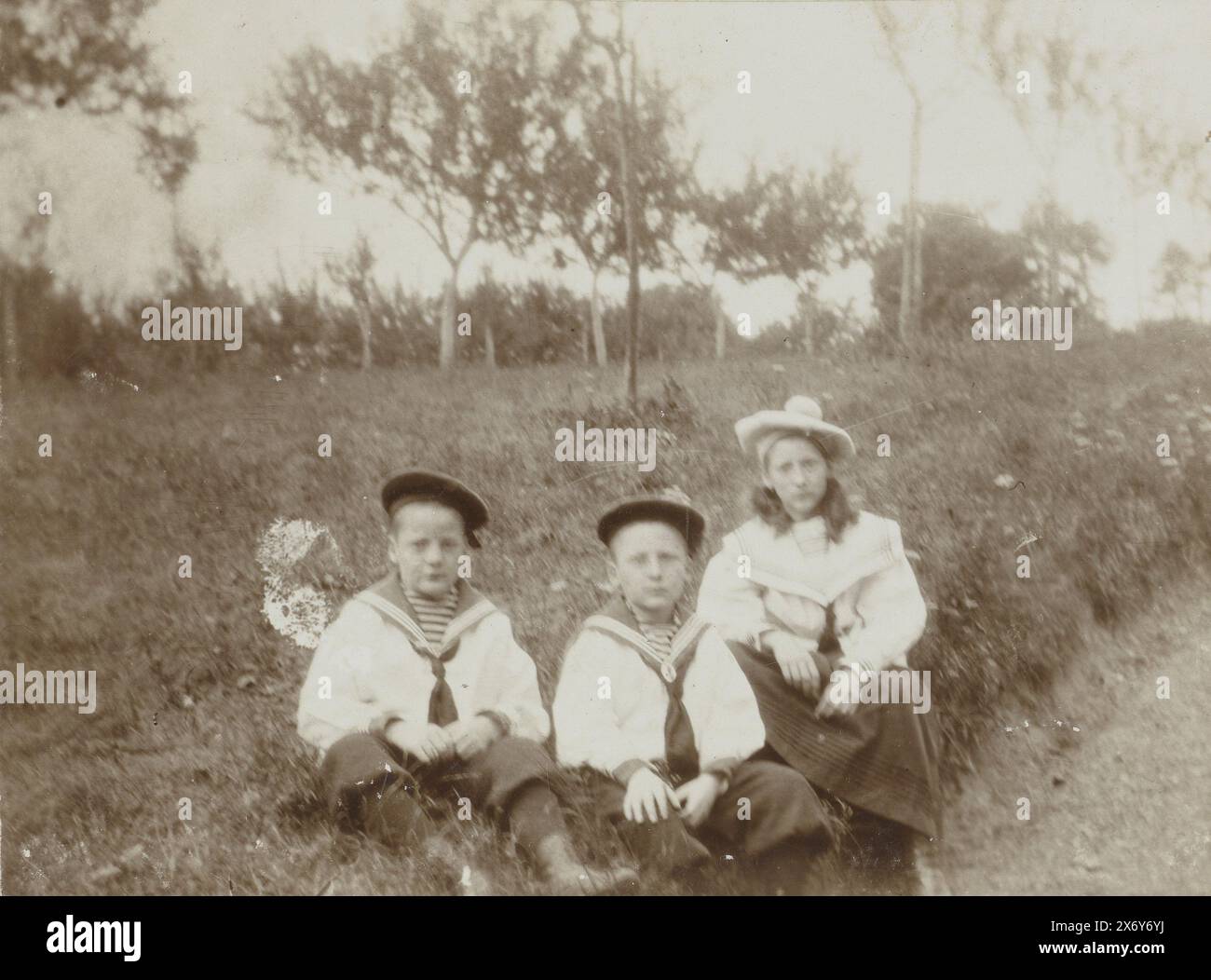 Porträt von Bram, David und Sophie Vermeulen am Straßenrand, auf dem Fußweg von Heisterbach nach Königswinter (Titel auf Objekt), dieses Foto ist Teil eines Albums., Foto, David Vermeulen, Noordrijn-Westfalen, ca. 1895 - ca. 1905, baryta-Papier, Höhe, 85 mm x Breite, 116 mm Stockfoto