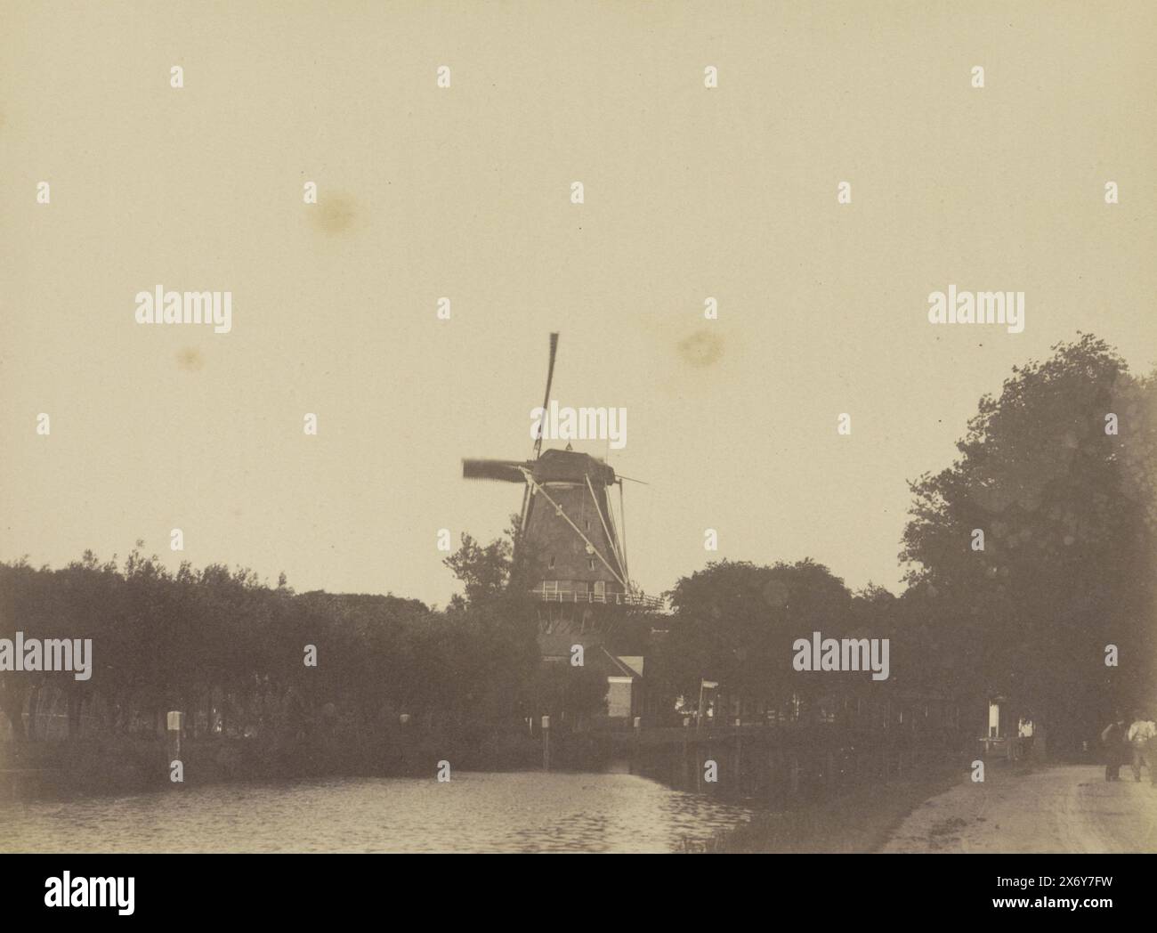 Mühle Het Anker in Weesp, Mühle Het Anker in Weesp., Foto, anonym, (möglicherweise), Niederlande, Frankreich, ca. 1885 - ca. 1900, Papier, Albumendruck, Höhe, 165 mm x Breite, 222 mm, Höhe, 306 mm x Breite, 247 mm Stockfoto