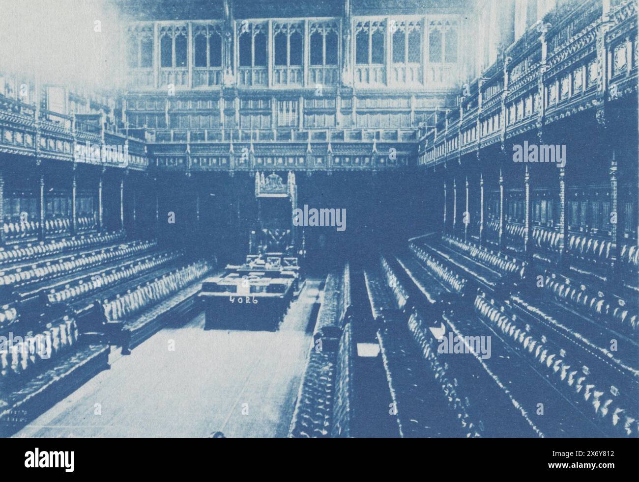 Innenraum des britischen House of Commons in den Houses of Parliament in London, House of Commons (title on object), Foto, anonym, London, 1890 - 1905, fotografischer Träger, Zyanotyp, Höhe, 74 mm x Breite, 105 mm Stockfoto