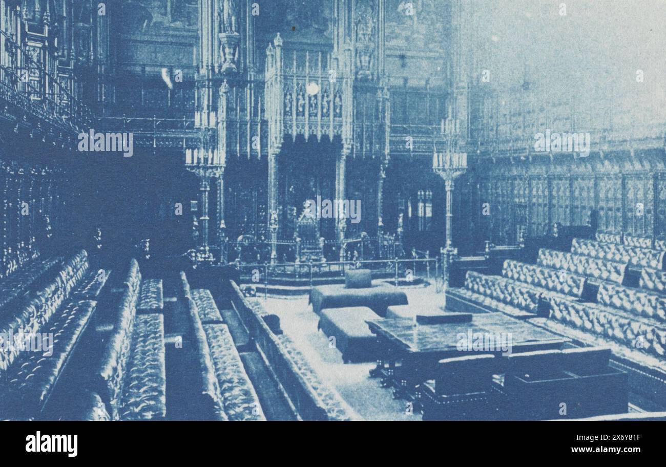 Innenraum des britischen House of Lords in den Houses of Parliament in London, House of Lords (Titel auf Objekt), Foto, Anonym, London, 1890 - 1905, fotografischer Träger, Zyanotyp, Höhe, 77 mm x Breite, 112 mm Stockfoto