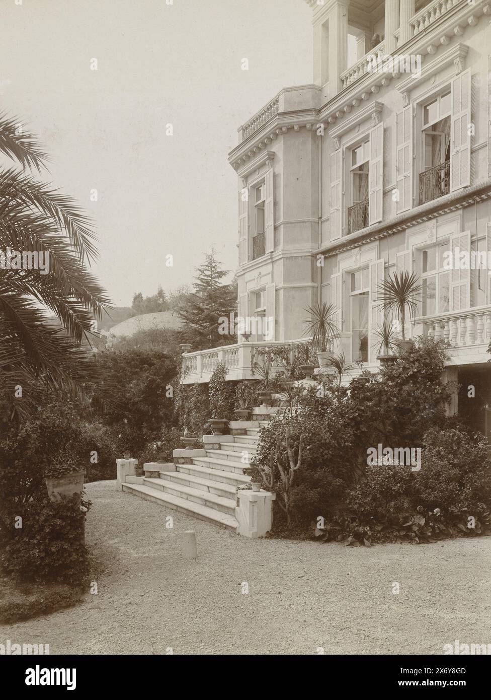 Der Eingang zum Garten des Hauses Villa Louise in Menton, Villa Louise Menton Garavan (Titel über Objekt), Foto, Henry Pauw van Wieldrecht, (möglicherweise), Frankreich, um 1886 - um 1896, fotografischer Träger, Albumendruck, Höhe, 222 mm x Breite, 164 mm, Höhe, 322 mm x Breite, 498 mm Stockfoto