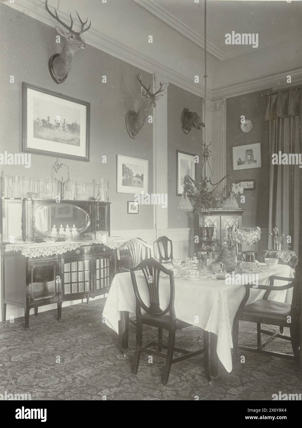 Zimmer des Anwesens de Wildbaan, Driebergen, Fotografie, Henry Pauw van Wieldrecht, (möglicherweise), Henry Pauw van Wieldrecht, Niederlande, 1903 - 1907, Papier, Gelatinedruck, Höhe, 335 mm x Breite, 520 mm, Höhe, 228 mm x Breite, 172 mm Stockfoto