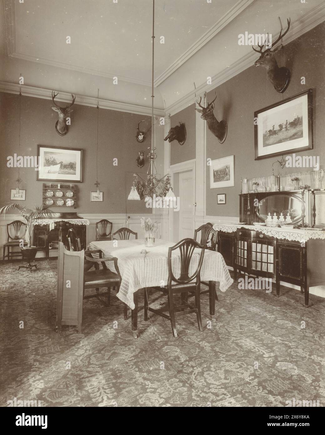 Zimmer des Landhauses de Wildbaan, Driebergen, Foto, Henry Pauw van Wieldrecht, (möglicherweise), Henry Pauw van Wieldrecht, Niederlande, 1903 - 1907, Papier, Höhe, 335 mm x Breite, 520 mm, Höhe, 358 mm x Breite, 285 mm Stockfoto