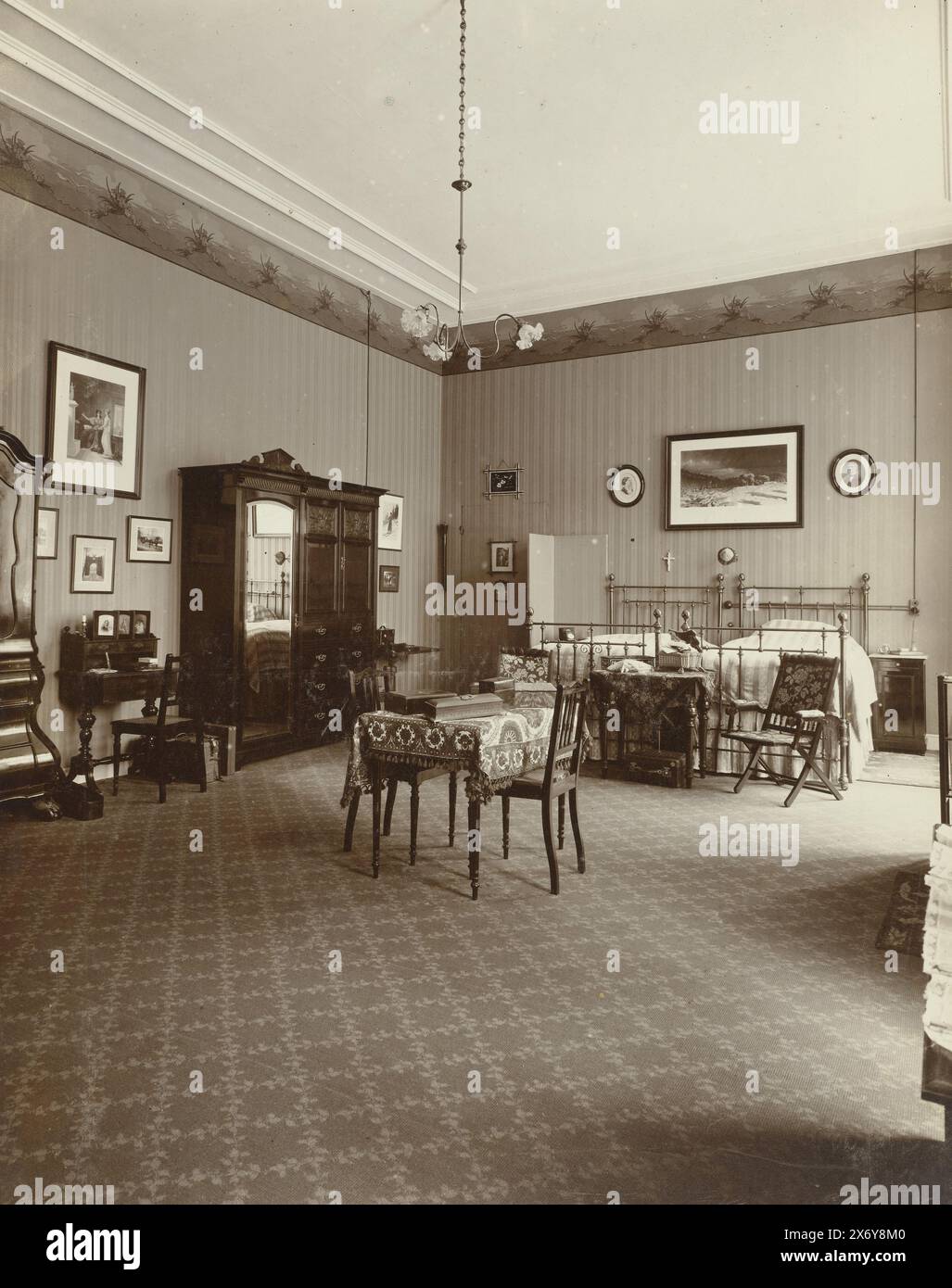 Schlafzimmer auf dem Anwesen de Wildbaan, Driebergen, Foto, Henry Pauw van Wieldrecht, (möglicherweise), Henry Pauw van Wieldrecht, Niederlande, 1903 - 1907, Papier, Gelatinedruck, Höhe, 335 mm x Breite, 520 mm, Höhe, 359 mm x Breite, 287 mm Stockfoto