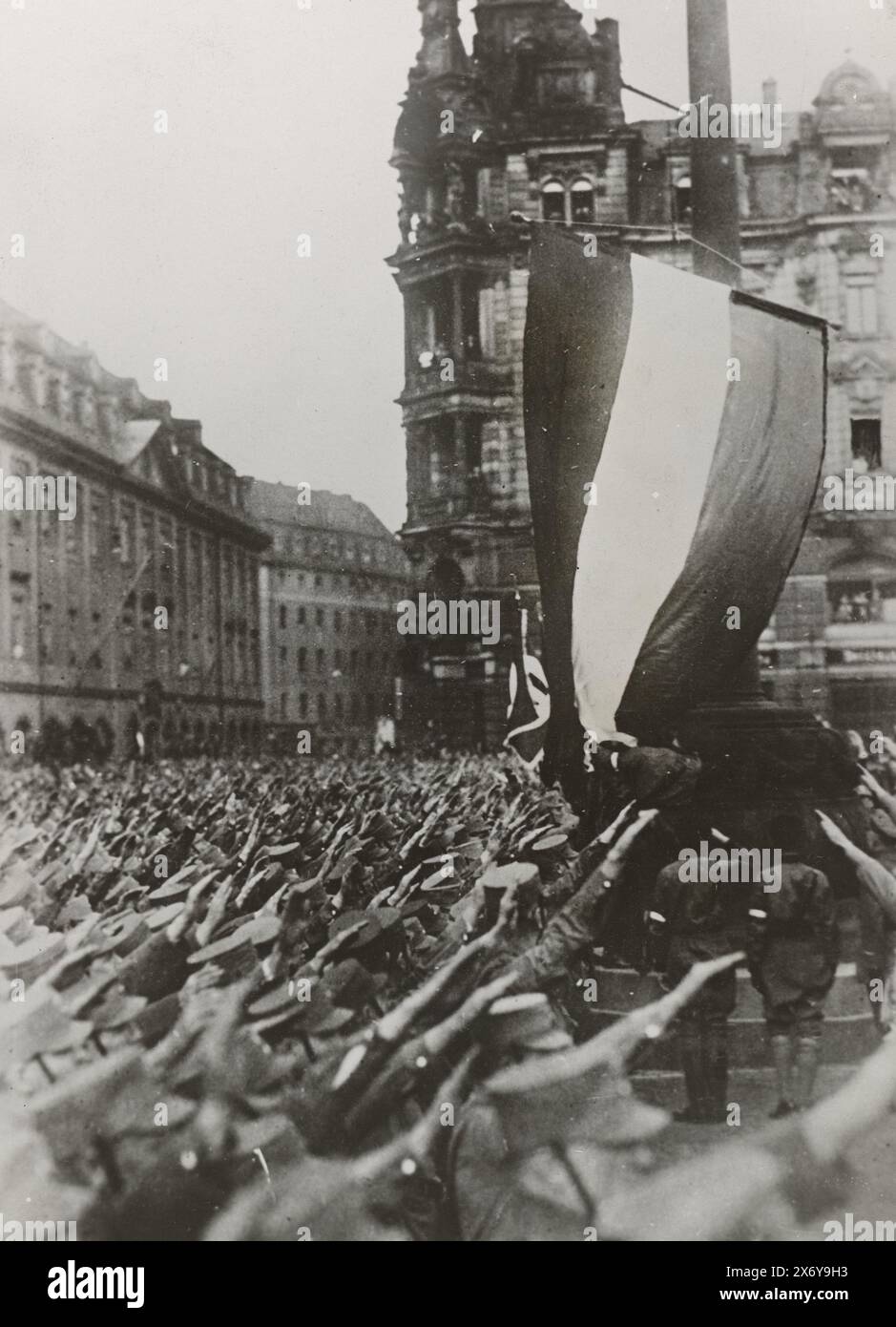 Menschenmenge bei einem nationalsozialistischen Treffen in Dresden, Pressefoto, anonym, Associated Press, (auf Objekt erwähnt), Dresden, London, 1933 - 1935, baryta-Papier, Gelatinedruck, Höhe, 240 mm x Breite, 180 mm Stockfoto