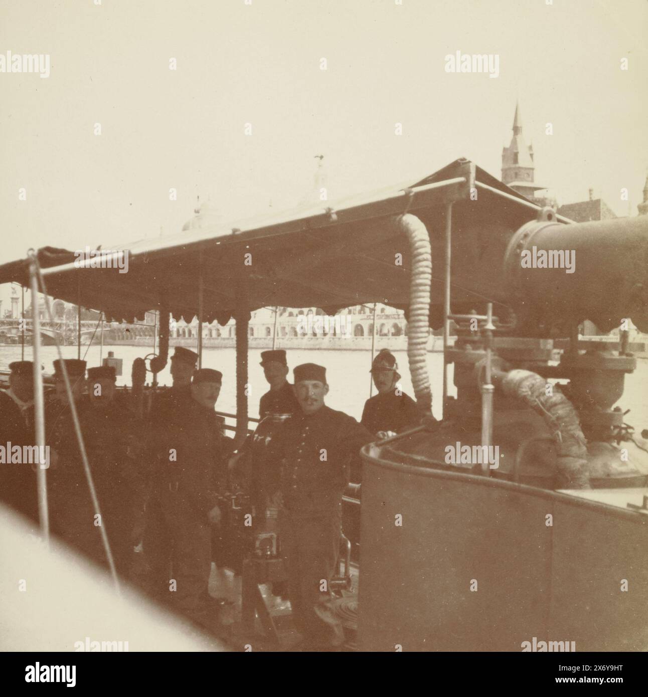 Schiff auf der seine, mit dem Pavillon von Ungarn auf der anderen Seite, Exposition Universelle (Weltausstellung), Paris, Frankreich, Schiff auf der seine, mit dem Pavillon von Ungarn auf der anderen Seite, Exposition Universelle (Weltausstellung), Paris, Frankreich., Foto, anonym, Frankreich, 1900, Papier, Höhe, 84 mm x Breite, 84 mm Stockfoto