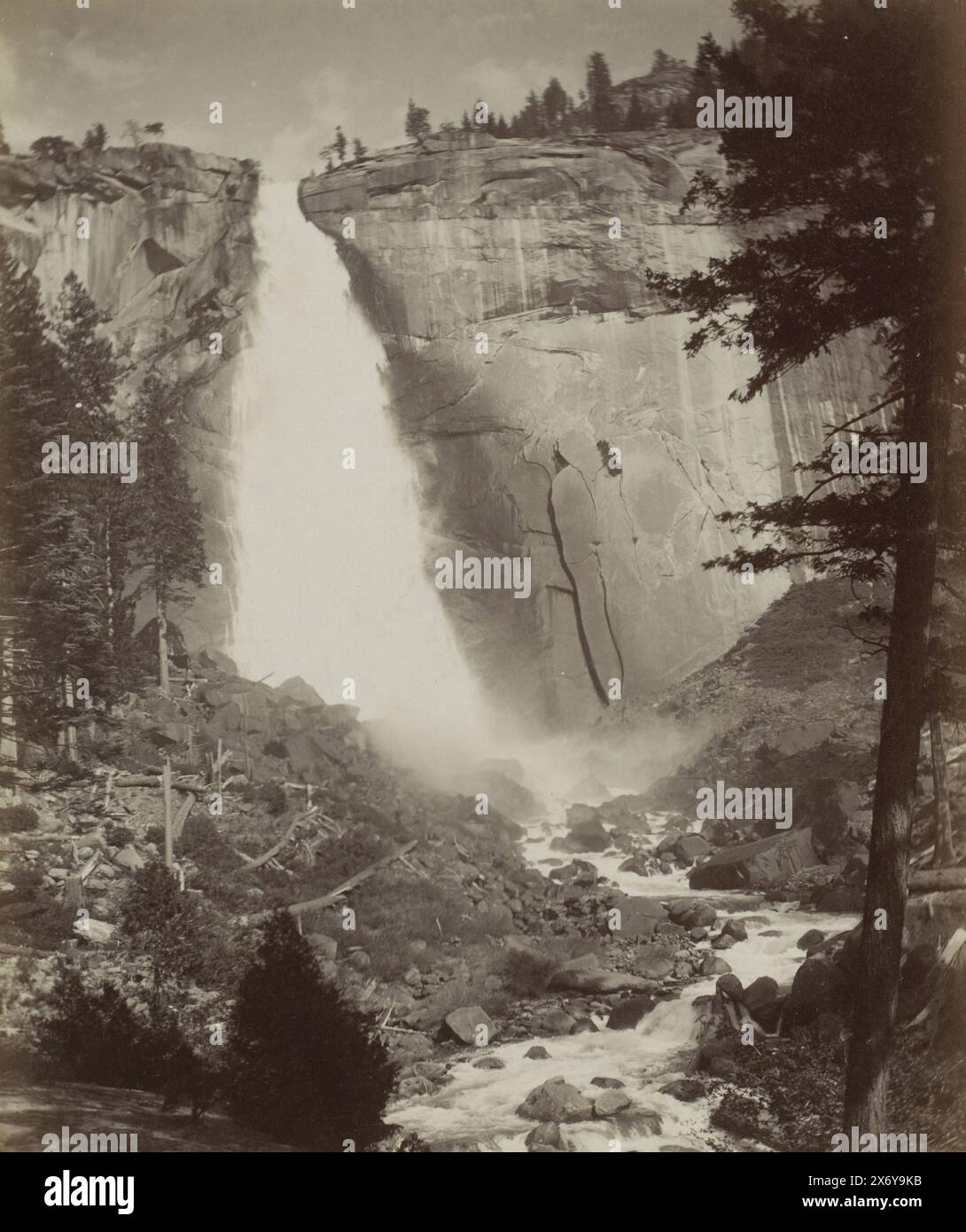 Blick auf die Nevada Falls im Yosemite Valley, Nevada Fall, 617 Fuß, Yosemite Valley, Cal. (Titel zum Objekt), Foto, Isaiah West Taber, (erwähnt zum Objekt), Yosemite Valley, c. 1880 - c. 1900, Karton, Albumendruck, Höhe, 239 mm x Breite, 196 mm Stockfoto