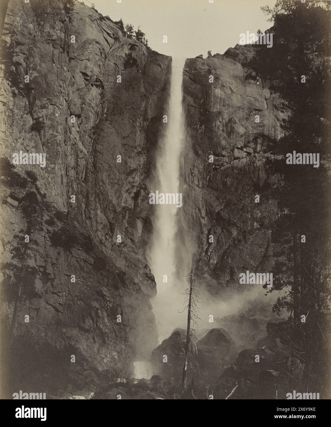 Blick auf die Bridal Veil Falls im Yosemite Valley, Bridal Veil Fall, 860 Meter - von der Brücke. Yosemite Valley, Cal. (Titel zum Objekt), Foto, Isaiah West Taber, (erwähnt zum Objekt), Yosemite Valley, c. 1880 - c. 1900, Karton, Albumendruck, Höhe, 242 mm x Breite, 195 mm Stockfoto