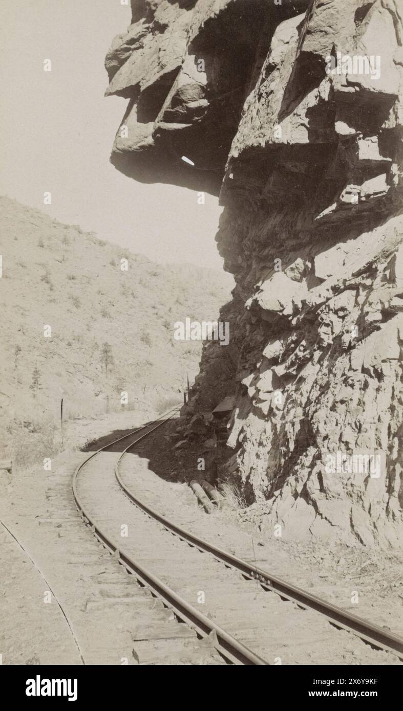 Eisenbahnlinie der C.C.R.R. bei Hanging Rock, Hanging Rock C.C.R.R. (Titel auf Objekt), Foto, anonym, Colorado, ca. 1880 - ca. 1900, Karton, Albumendruck, Höhe, 181 mm x Breite, 104 mm Stockfoto