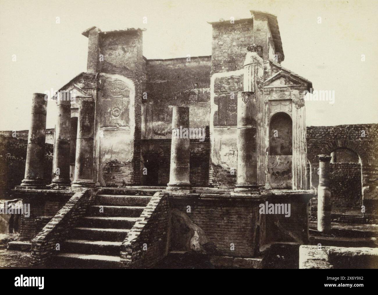 Überreste des Isis-Tempels in Pompeji, Tempio d' Iside di Pompei. (Titel zum Objekt), Teil des Fotoalbums mit Aufnahmen von Ausgrabungen in Pompeji von Roberto Rive., Foto, Roberto Rive, (zugeschrieben), Pompeji, c. 1860 - c. 1900, Papier, Albumendruck, Höhe, 106 mm x Breite, 141 mm Stockfoto