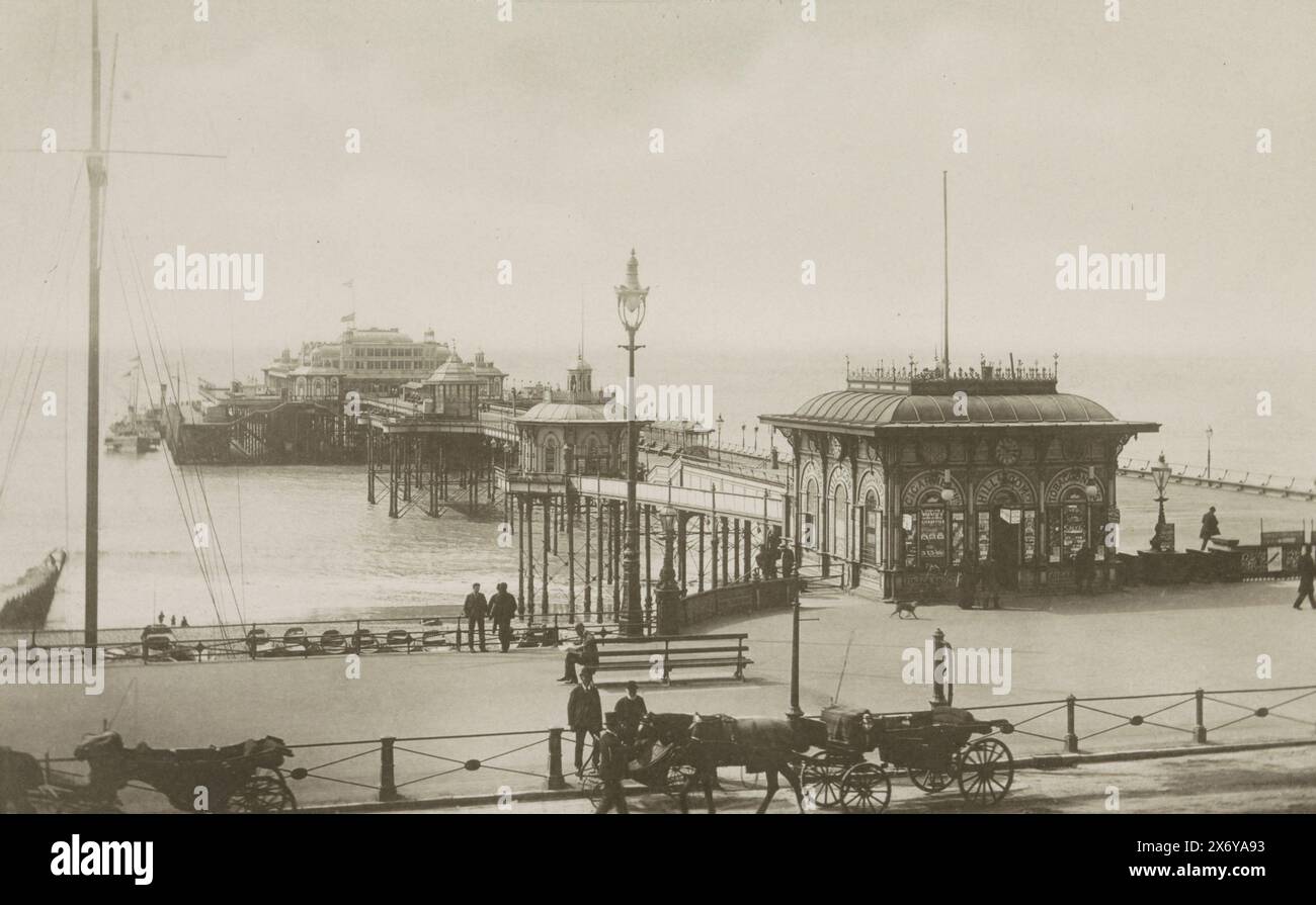 Ansicht des West Pier von Brighton, Brighton West Pier (Titel auf Objekt), Foto gehört zu einer Serie von 28 losen Postkarten von England, Norwegen, Italien, Deutschland und Tirol (Fotos RP-F-F00945-1 bis RP-F-F00945-28)., Foto, Francis Frith & Co., (auf Objekt erwähnt), Brighton, c. 1870 - in oder vor 1898, fotografischer Träger, Gelatinefarbener Druck, Höhe, 98 mm x Breite, 145 mm Stockfoto