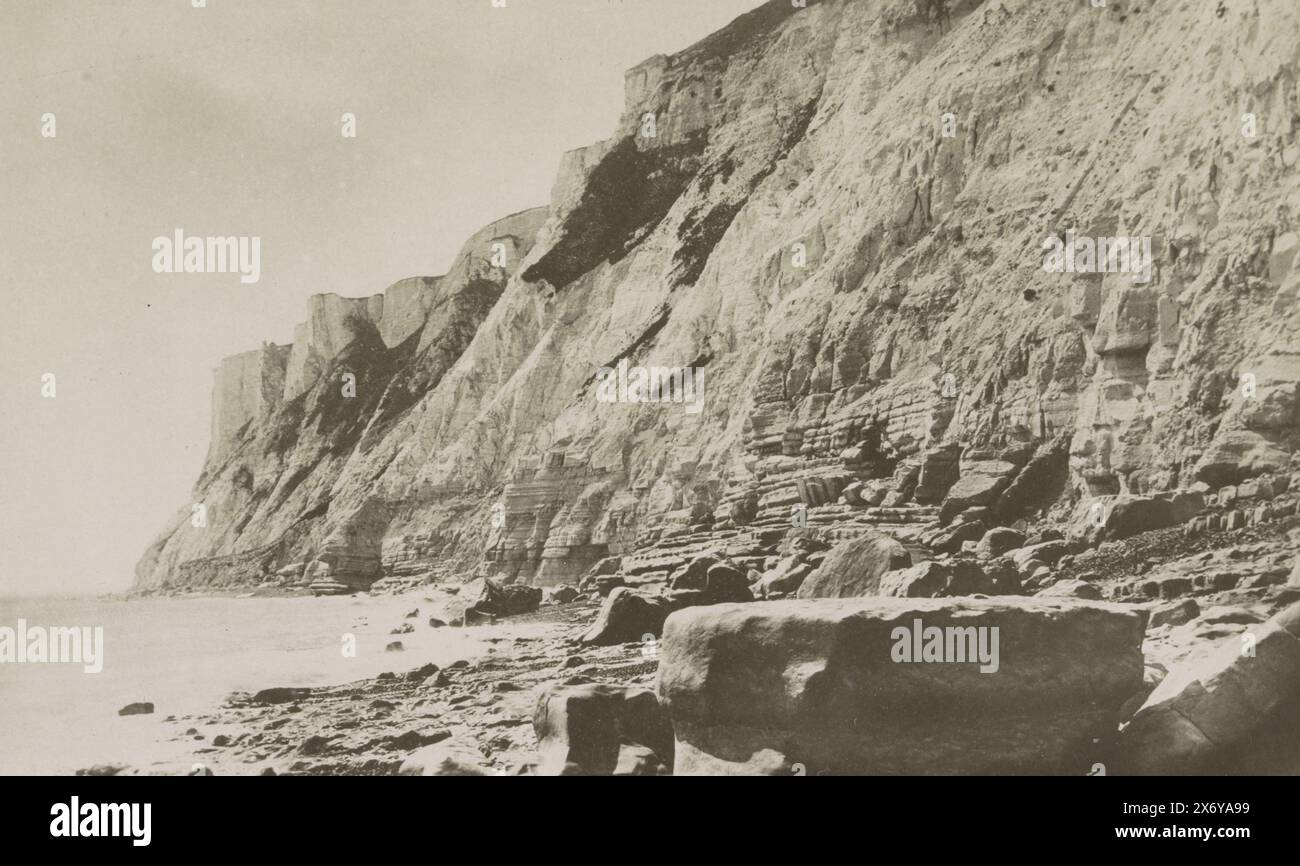 Blick auf die Klippen von Beachy Head bei Eastbourne, Brighton The Parade (Titel auf Objekt), Foto gehört zu einer Serie von 28 losen Postkarten von England, Norwegen, Italien, Deutschland und Tirol (Fotos RP-F-F00945-1 bis RP-F-F00945-28)., Foto, Francis Frith & Co., (erwähnt auf Objekt), Beachy Head, c. 1870 - in oder vor 1898, fotografischer Träger, Gelatinefarbener Druck, Höhe, 98 mm x Breite, 145 mm Stockfoto