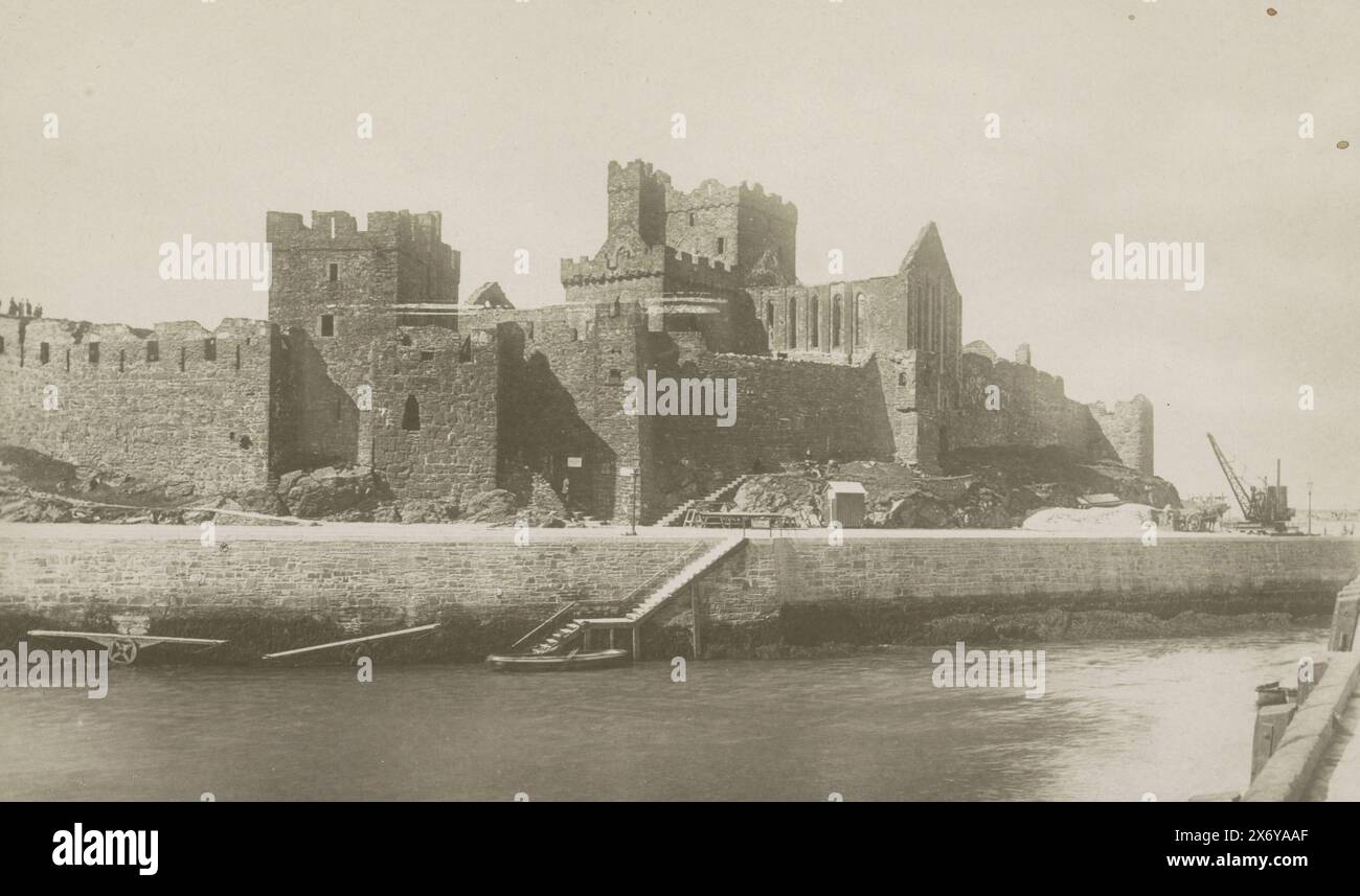 Blick auf Peel Castle auf der Isle of man, Isle of man. Peel Castle (Titel auf Objekt), Foto gehört zu einer Serie von 28 separaten Postkarten von England, Norwegen, Italien, Deutschland und Tirol (Fotos RP-F-F00945-1 bis RP-F-F00945-28)., Foto, Francis Frith & Co., (erwähnt auf Objekt), Isle of man, ca. 1870 - in oder vor 1898, fotografischer Träger, Gelatinedruck, Höhe, 98 mm x Breite, 145 mm Stockfoto