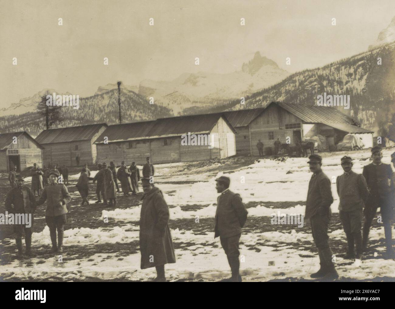 Soldaten in einem Feldlazarett an der Front in den Dolomiten, wahrscheinlich Italiener, Hôpital de première ligne à 1.700 Meter. (Baraques démontables) (Titel auf Objekt), Soldaten posieren in einer verschneiten Landschaft auf einer Höhe von 1700 Metern. Abnehmbare Kaserne im Hintergrund. Teil des Fotoalbums medizinische Mission H. de Rothschild zur italienischen Front 1916., Foto, Henri de Rothschild, (zugeschrieben), Dolomieten, 1916, fotografischer Träger, Gelatinedruck, Höhe, 220 mm x Breite, 280 mm Stockfoto