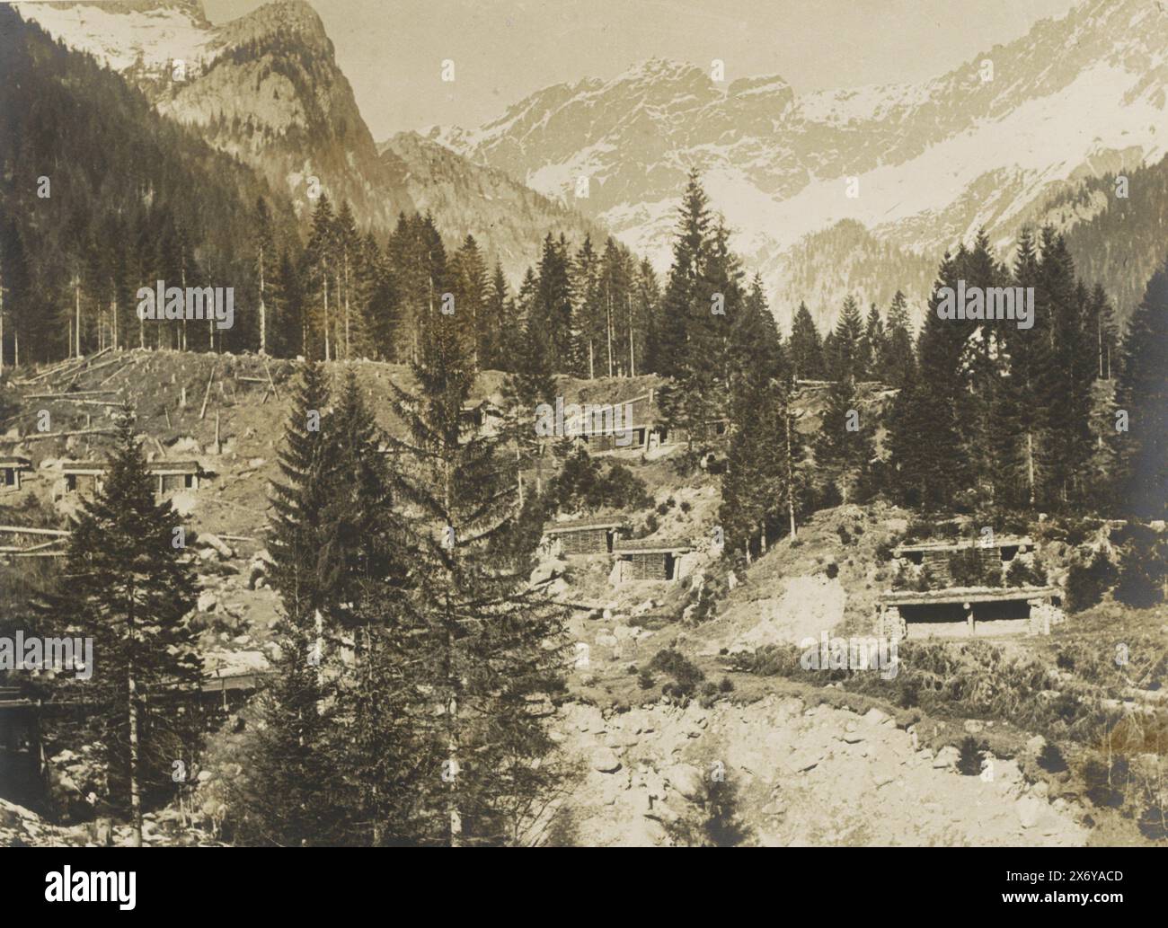 Abgeholzte Berghänge mit Unterkünften hinter der Front in den Dolomiten, Déboisement de sapin forêts et abris de Second ligne. (Titel auf Objekt), Teil des Fotoalbums medizinische Mission H. de Rothschild zur italienischen Front 1916., Foto, Henri de Rothschild, (zugeschrieben), Dolomieten, 1916, fotografischer Träger, Gelatinedruck, Höhe, 218 mm x Breite, 280 mm Stockfoto