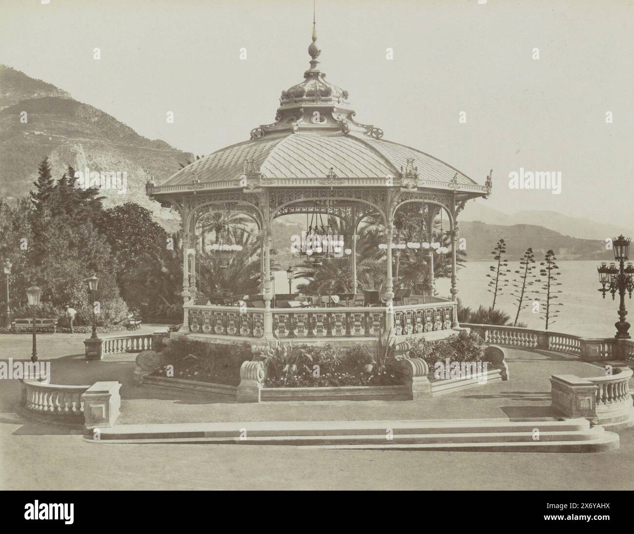 Musikkiosk im Monte Carlo Casino, Principauté de Monaco.- Casino de Monte-Carlo. le Kiosque de Musique (Titel über Objekt), Teil des Reisealbums mit Fotos von Sehenswürdigkeiten in Italien und Frankreich., Fotografie, Etienne Neurdein, Monaco, ca. 1870 - ca. 1900, Papier, Albumendruck, Höhe, 210 mm x Breite, 273 mm Stockfoto