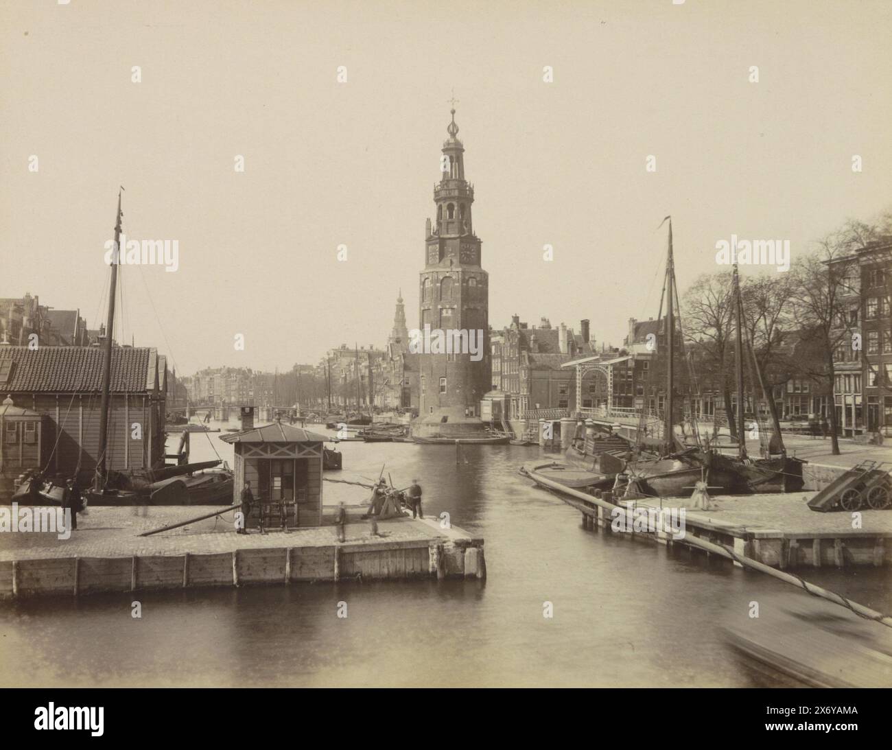 Ansicht der Oude Schans in Amsterdam mit den Montelbaanstoren und dem Kikkerbilsluis im Vordergrund, Teil eines Fotoalbums mit Aufnahmen von Sehenswürdigkeiten in Amsterdam., Foto, anonym, Amsterdam, ca. 1890 - ca. 1900, fotografischer Träger, Albumendruck, Höhe, 196 mm x Breite, 257 mm Stockfoto