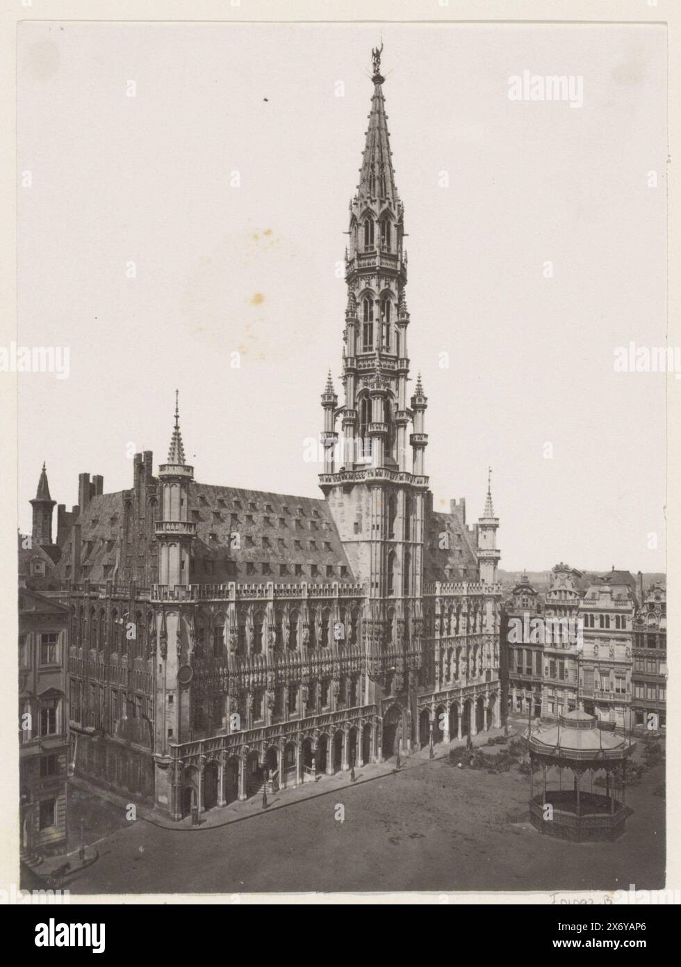 Blick auf das Brüsseler Rathaus mit einem Musikkiosk davor, Teil des Reisealbums mit Fotos von Sehenswürdigkeiten in Belgien und Frankreich., Foto, anonym, Brüssel, ca. 1880 - ca. 1900, Papier, Albumendruck, Höhe, 219 mm x Breite, 162 mm Stockfoto