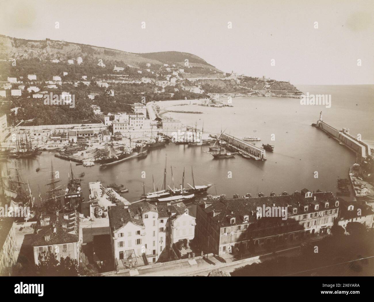 Blick auf den Eingang zum Hafen von Nizza, Nizza - Entrée du Port Baie Lympia (Titel auf Objekt), Teil des Reisealbums mit Fotos von Sehenswürdigkeiten in Belgien und Frankreich., Foto, anonym, Nizza, ca. 1883, Papier, Albumendruck, Höhe, 209 mm x Breite, 270 mm Stockfoto