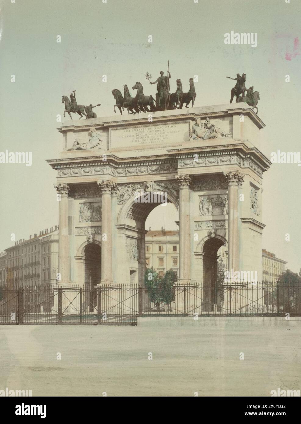 Arco della Pace in Mailand, MAILAND - Arco della Pace - Sempione - Scorcio (Titel über Objekt), Teil des Reisealbums mit Fotos von Sehenswürdigkeiten in Italien, der Schweiz und Niederländisch-Indien., Foto, anonym, Milaan, ca. 1880 - ca. 1900, Papier, Albumendruck, Höhe, 253 mm x Breite, 189 mm Stockfoto