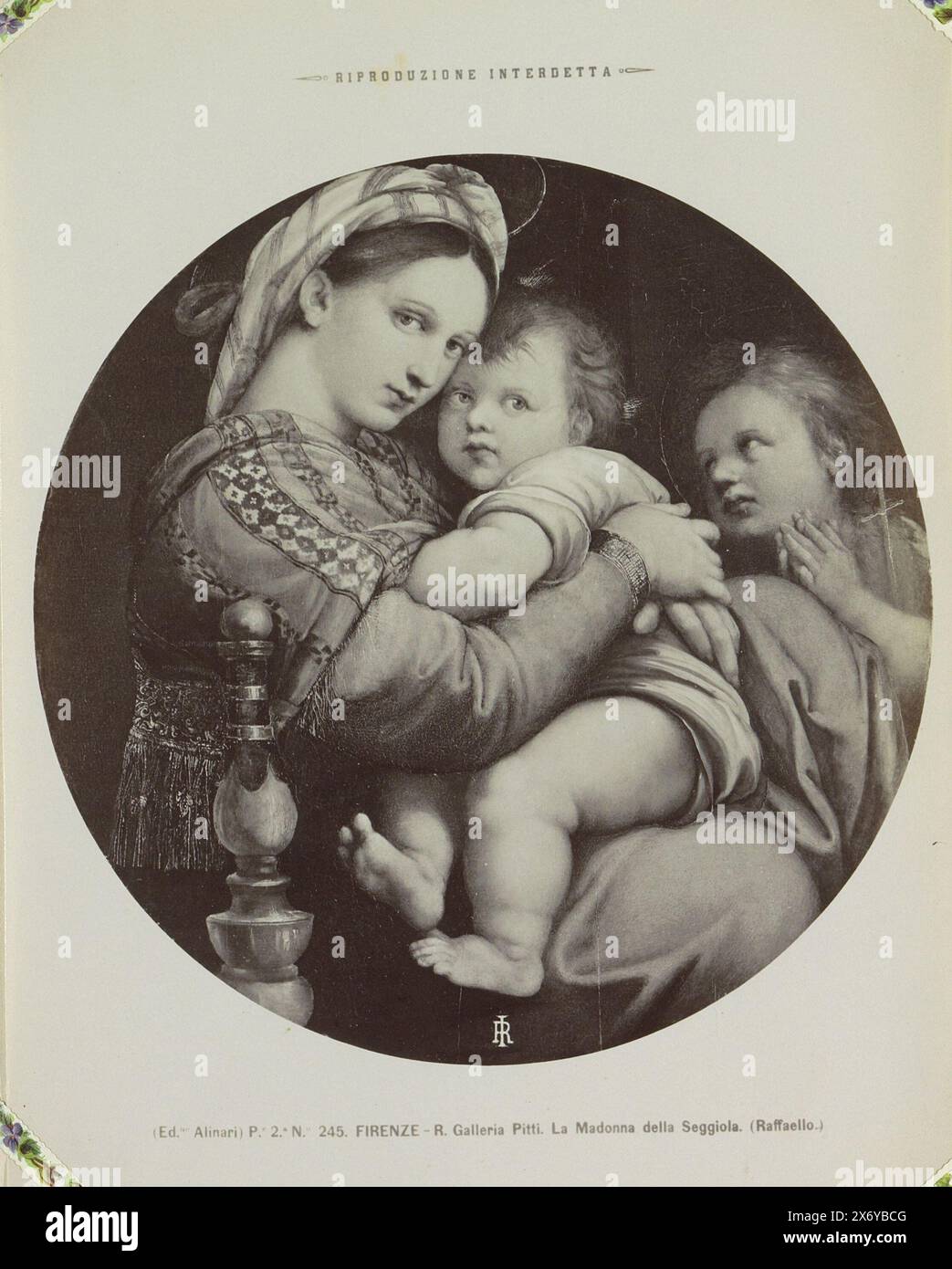 Fotoreproduktion der Madonna della Sedia von Raphael, Florenz - R. Galleria Pitti. La Madonna della Seggiola. (Rafaello.) (Titel auf Objekt), Teil des Fotoalbums mit Aufnahmen von Sehenswürdigkeiten in italienischen Städten und Kunstwerken. Foto, Alinari, (erwähnt auf Objekt), nach Malerei von: Rafaël, Florenz, nach Malerei von: Italien, ca. 1860 - ca. 1900, fotografischer Träger, Albumendruck, Höhe, 240 mm x Breite, 191 mm Stockfoto