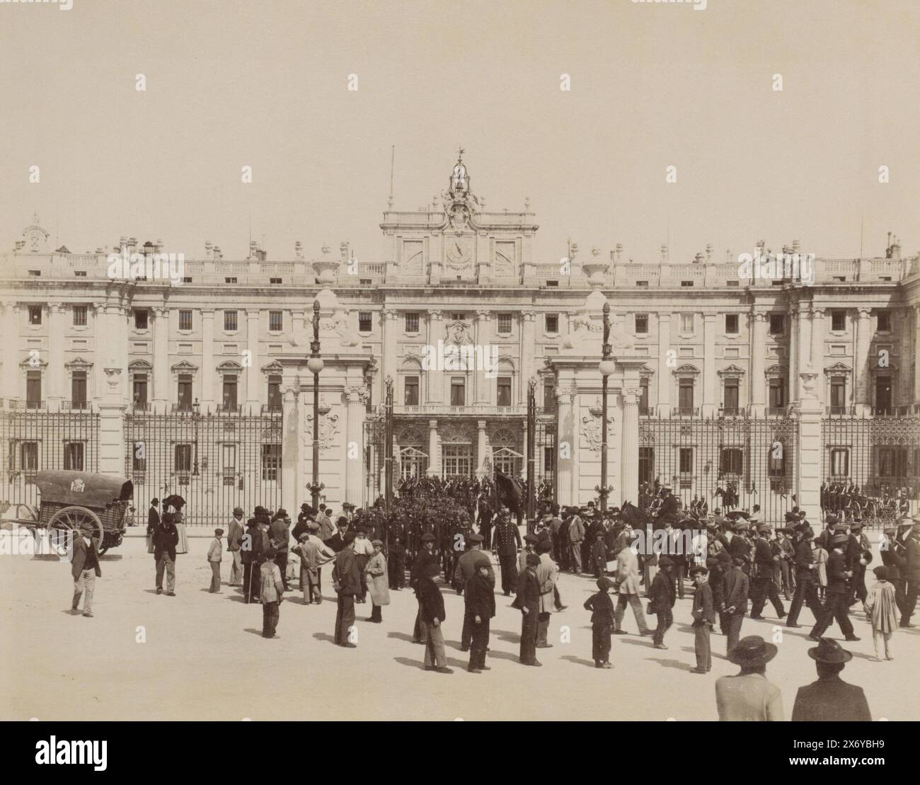 Das Publikum sieht eine Schlosswache-Parade im Königlichen Palast in Madrid, Teil des Reisealbums mit Fotos von Sehenswürdigkeiten in Frankreich, Spanien, Italien, Deutschland, der Schweiz und Österreich. Foto, anonym, Koninklijk Paleis, ca. 1880 - in oder vor dem 11. April 1898, Papier, Albumendruck, Höhe, 210 mm x Breite, 265 mm Stockfoto