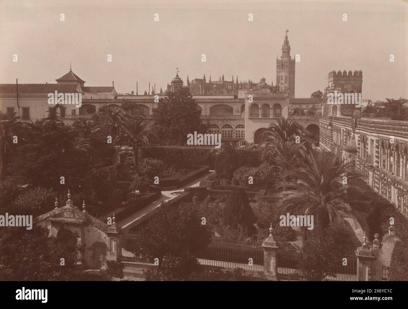 Blick auf die Schlossgärten des Königlichen Palastes von Sevilla, Alcazar Jardines Sevilla (Titel auf Objekt), dieses Foto ist Teil eines Albums., Foto, Emilio Beauchy, (auf Objekt erwähnt), Sevilla, 1880 - 1905, Papier, Albumendruck, Höhe, 167 mm x Breite, 229 mm Stockfoto