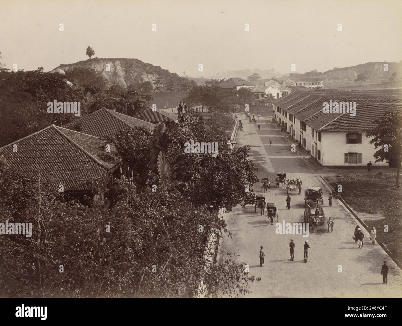 Hauptstraße von Tanjong Pagar in Singapur mit Passanten, Wagen und Plakaten für die Zeitung 'The Straits Times', Ansicht der Hauptstraße (Titel auf Objekt), Teil des Fotoalbums der Tanjong Pagar Dock Co. Ltd. In Singapur., Foto, G.R. Lambert & Co., (zugeschrieben), Singapur, c. 1890 - Zoll oder vor 1905, fotografischer Träger, Albumendruck, Höhe, 267 mm x Breite, 359 mm Stockfoto