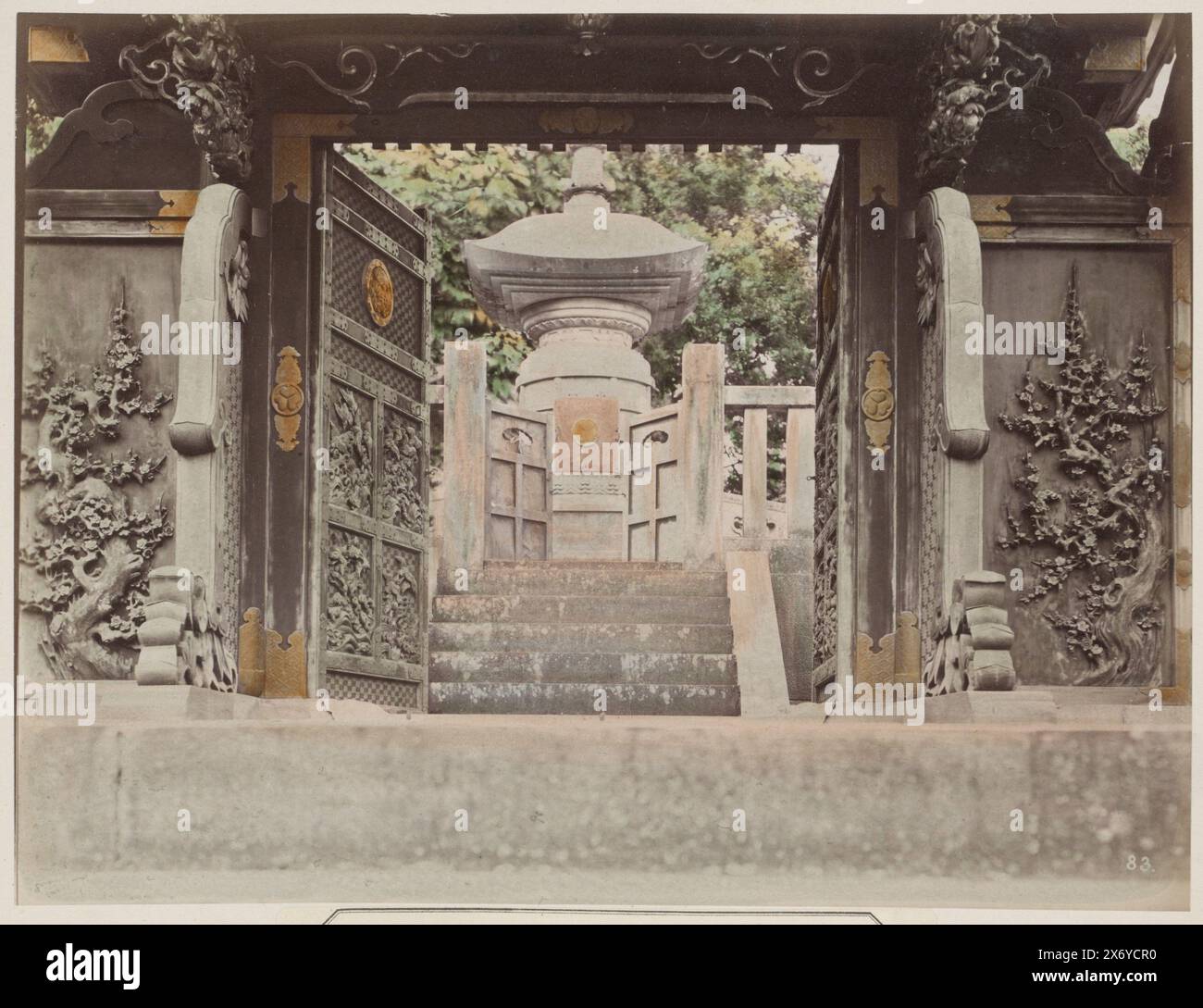 Mausoleum für die Tokugawa-Familie im Shiba Park in Tokio, Shiba sannai otamaya (Titel auf Objekt), Teil des Leporello-Albums mit 30 Fotos von Sehenswürdigkeiten in Japan., Foto, anonym, Tokio, um 1870 - um 1900, Papier, Albumendruck, Höhe, 204 mm x Breite, 264 mm Stockfoto