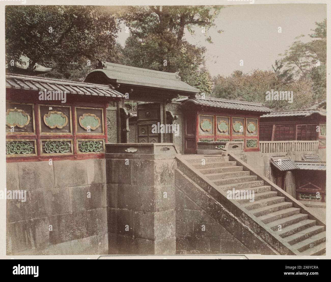 Mausoleum für die Tokugawa-Familie im Shiba Park in Tokio, Shiba sannai otamaya (Titel auf Objekt), Teil des Leporello-Albums mit 30 Fotos von Sehenswürdigkeiten in Japan., Foto, anonym, Tokio, um 1870 - um 1900, Papier, Albumendruck, Höhe, 208 mm x Breite, 266 mm Stockfoto