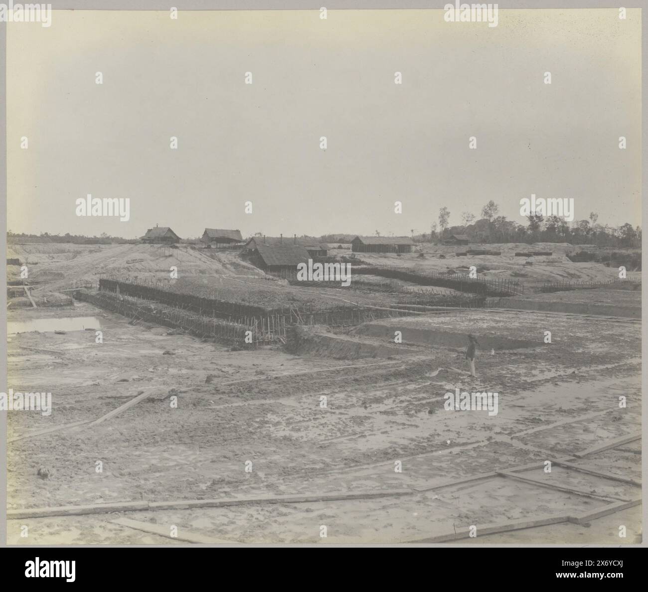 Zinnbruch in Pangkalpinang mit Dampfwinde und Pumpeninstallation, Pangkalpinang. Mine 25. Steinbruch mit Dampfwinde in geneigter Ebene, Dampfpumpeninstallation und Wasserkanäle im Steinbruch (Titel auf Objekt), Teil des Fotoalbums über den Zinnbergbau auf Bangka., Foto, anonym, Pangkalpinang, ca. 1900 - ca. 1920, fotografischer Träger, Gelatinedruck, Höhe, 238 mm x Breite, 285 mm Stockfoto