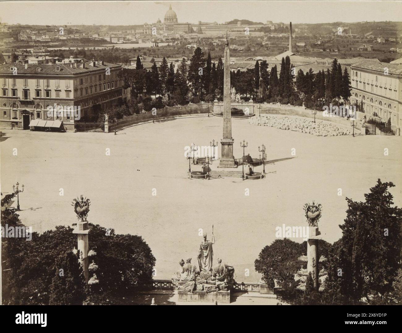 Ansicht der Piazza del Popolo in Rom mit einem ägyptischen Obelisken in der Mitte, Piazza del Popolo ROMA (Titel auf Objekt), Teil des Reisealbums mit Fotos von Sehenswürdigkeiten in Italien (Teil I)., Foto, anonym, Rom, ca. 1865 - ca. 1890, Papier, Albumendruck, Höhe, 190 mm x Breite, 239 mm Stockfoto