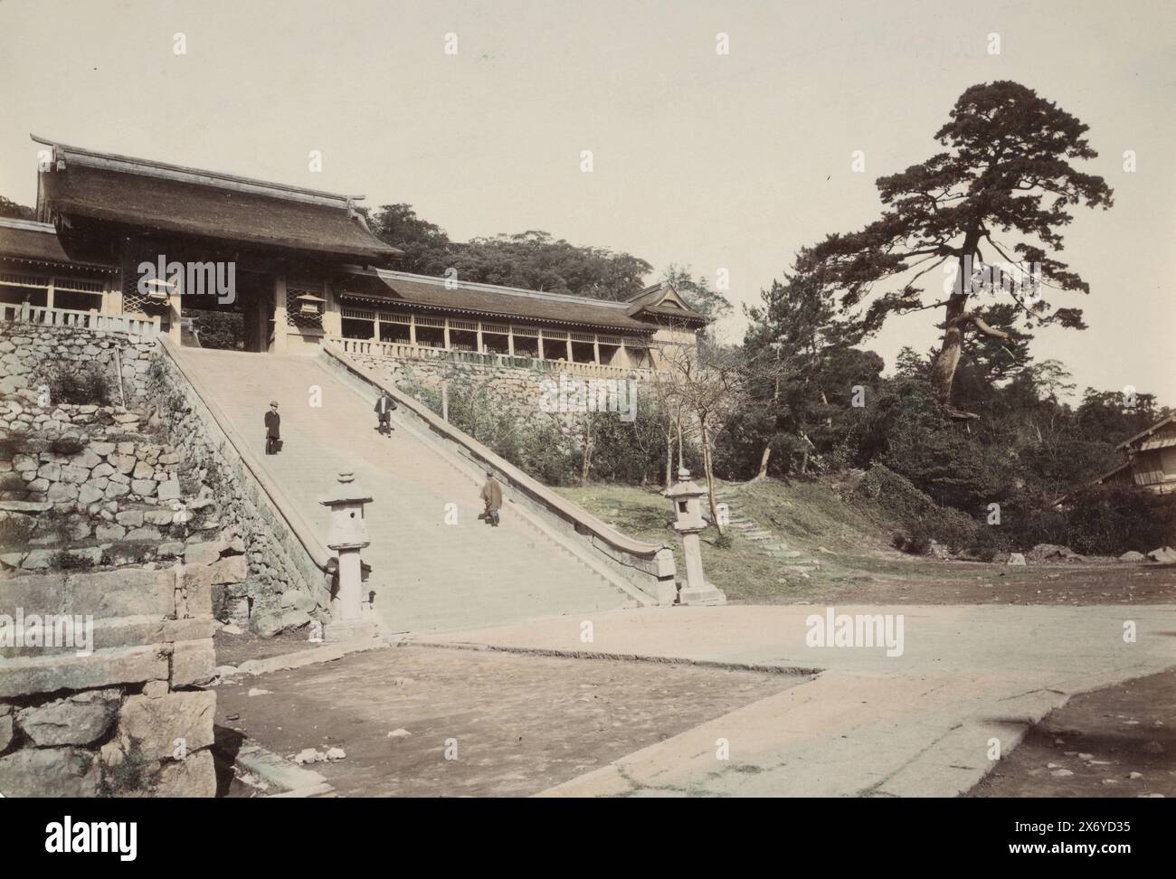 Außenseite eines Tempels in Nagasaki, Teil des Albums mit 69 Fotos von einer Reise durch Japan., Foto, anonym, Nagasaki, 1890 - 1894, Karton, Albumendruck, Höhe, 198 mm x Breite, 255 mm Stockfoto