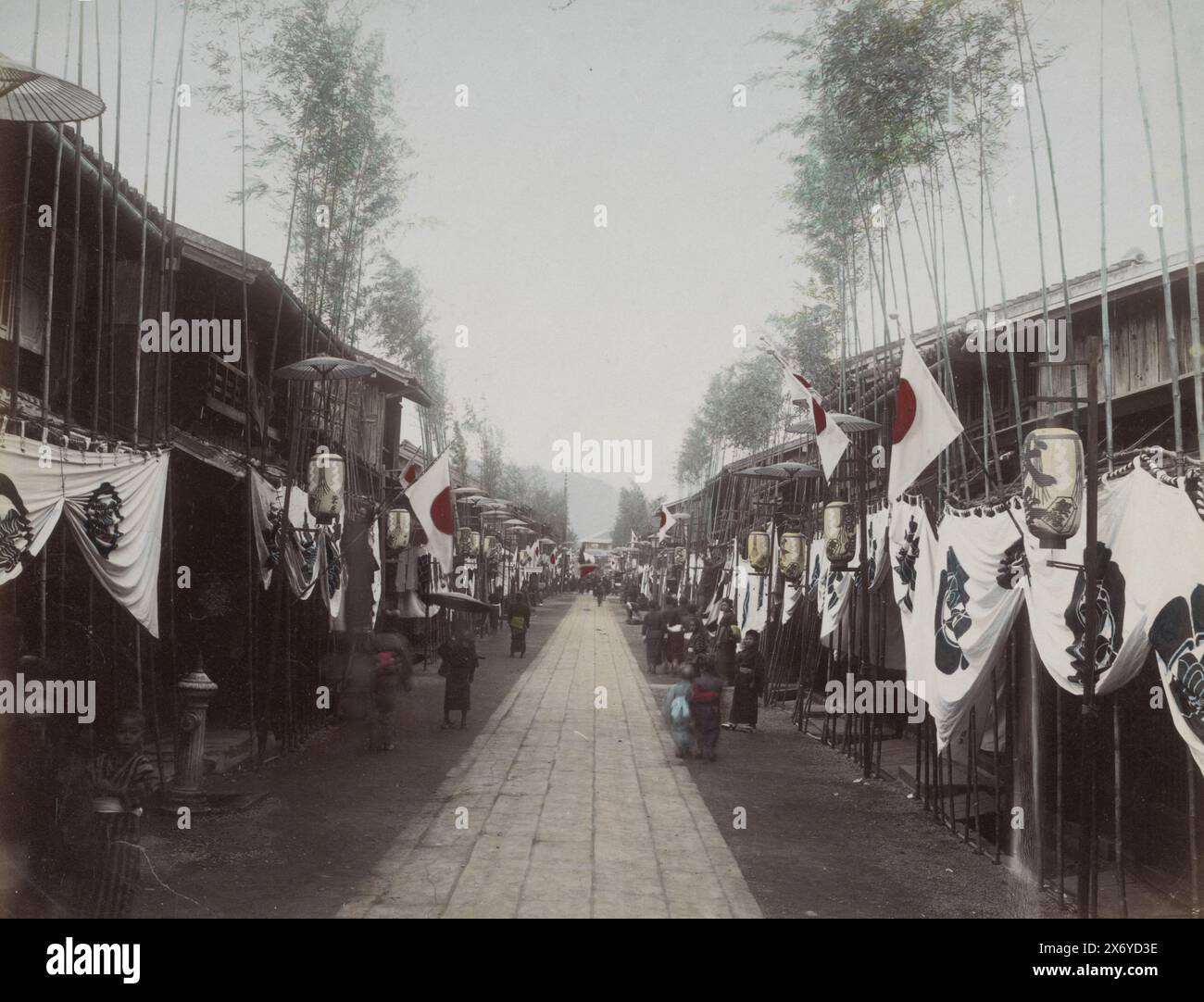 Straßendekoration in Kyoto, Teil des Albums mit 69 Fotos von einer Reise durch Japan., Foto, anonym, Kyoto, 1890 - 1894, Karton, Albumendruck, Höhe, 197 mm x Breite, 253 mm Stockfoto