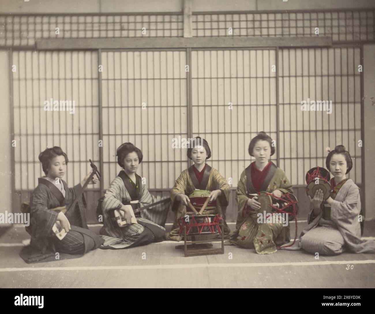 Japanische Mädchen musizieren mit Saiten- und Schlaginstrumenten, Teil des Albums mit 69 Fotos von einer Reise durch Japan., Foto, anonym, Japan, 1890 - 1894, Karton, Albumendruck, Höhe, 194 mm x Breite, 258 mm Stockfoto