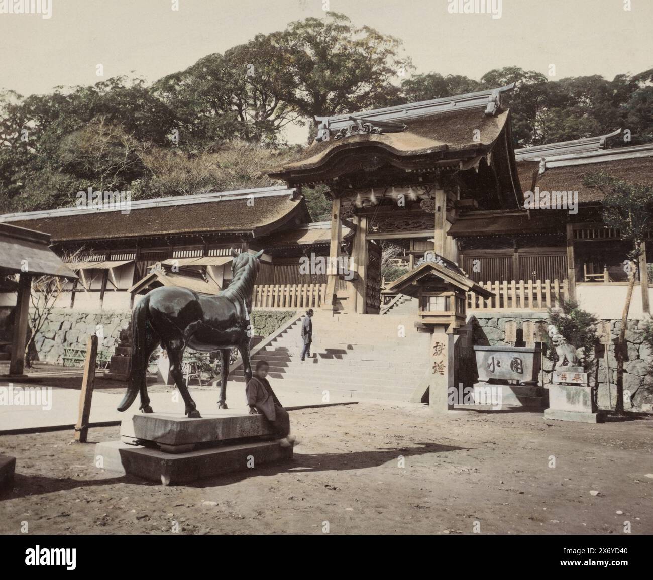 Osuwa-Tempel mit heiligem Bronzepferd in Nagasaki, Osuwa-Tempel, Nagasaki (Titel über Objekt), Teil des Albums mit 69 Fotos von einer Reise durch Japan., Foto, anonym, Nagasaki, 1890 - 1894, Karton, Albumendruck, Höhe, 196 mm x Breite, 254 mm Stockfoto