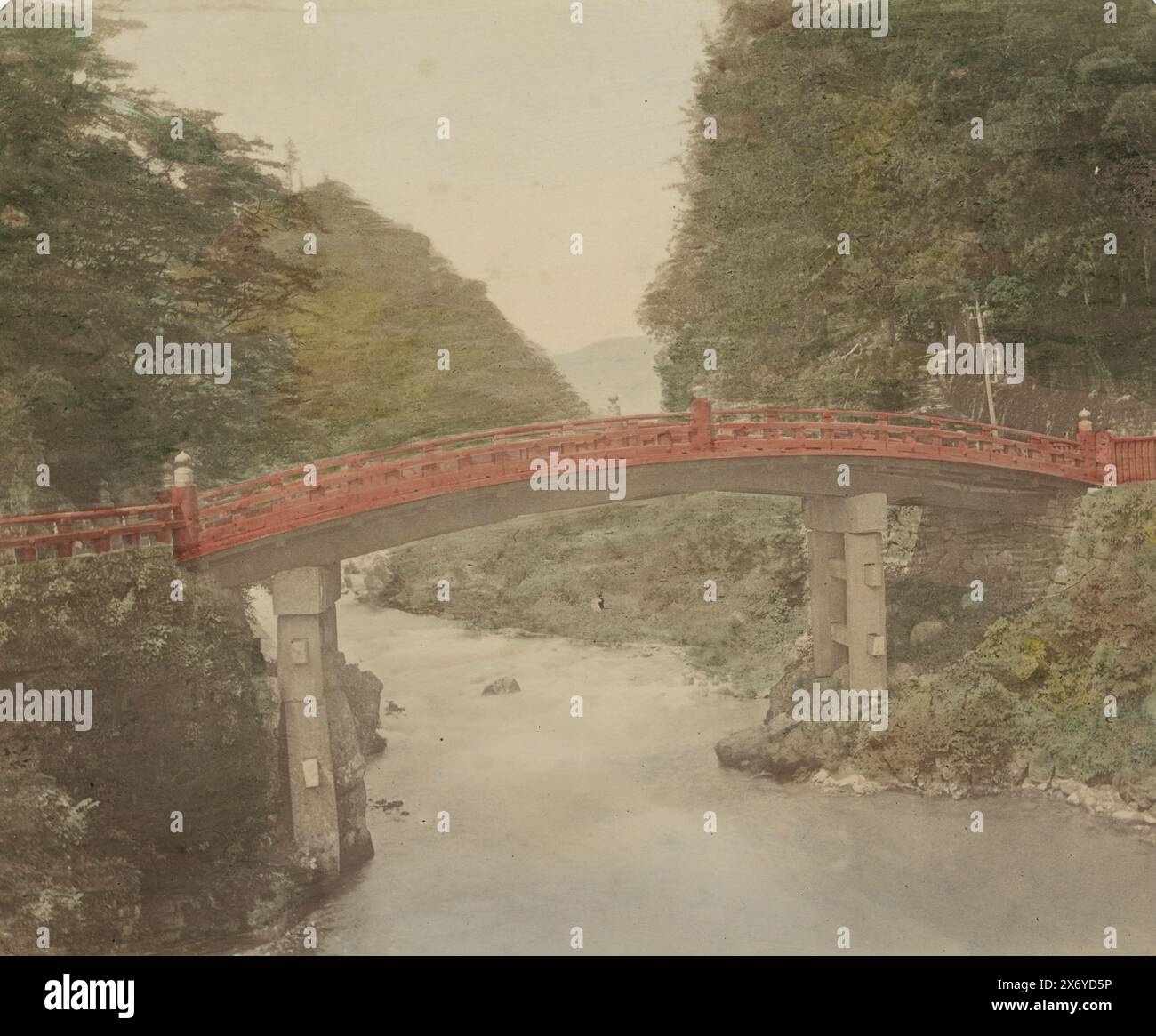 Heilige Brücke in Nikko, Teil des Albums mit 69 Fotos von einer Reise durch Japan., Foto, anonym, Nikko, 1890 - 1894, Karton, Albumendruck, Höhe, 205 mm x Breite, 267 mm Stockfoto