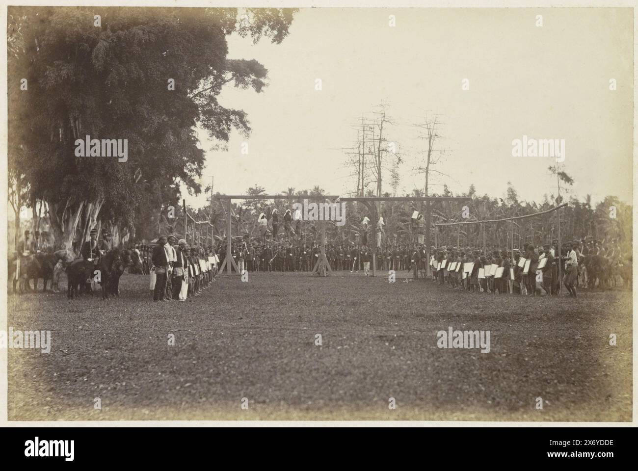 Hinrichtung von acht sogenannten Tamboen-Mördern in Bekasi auf Java, Teil des Fotoalbums mit Aufnahmen von Sehenswürdigkeiten auf Java., Photographie, Woodbury & Page, (zugeschrieben), Bekasi, August 1870, fotografische Unterstützung, Albumendruck, Höhe, 192 mm x Breite, 290 mm Stockfoto