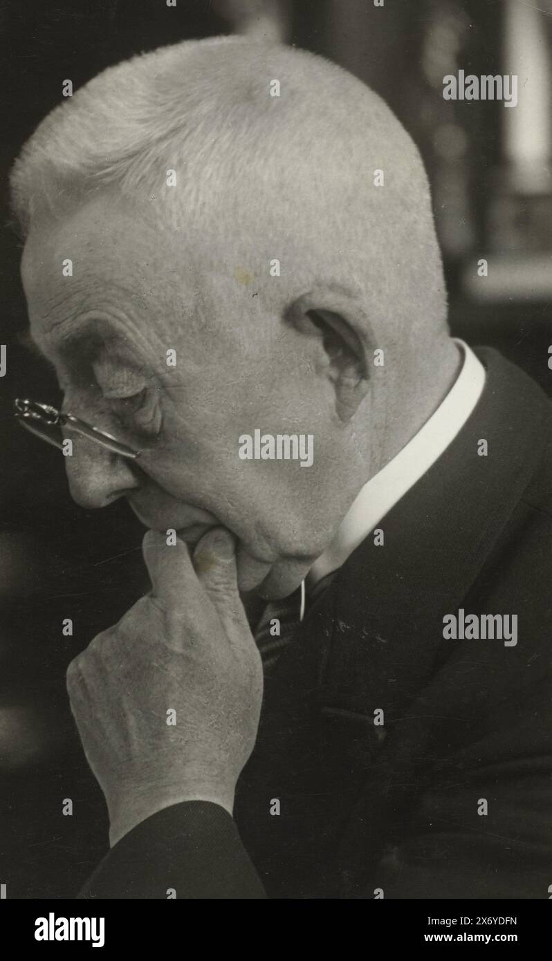 Porträt von Premierminister Colijn, Foto, anonym, Niederlande, 1930 - 1940, Papier, Gelatinedruck, Höhe, 150 mm x Breite, 92 mm Stockfoto