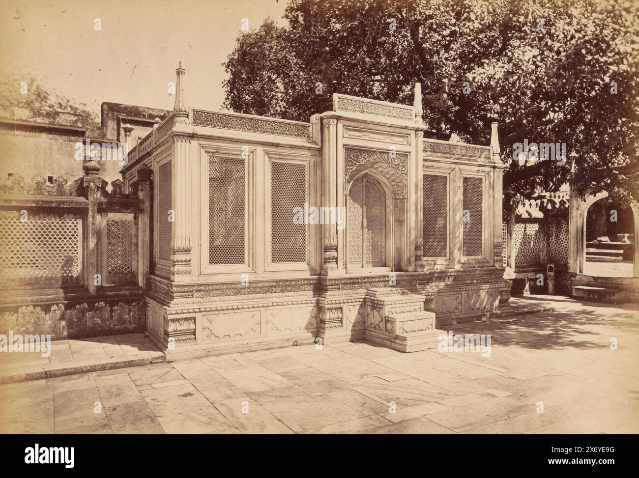 Grab von Mirza Jahangir im Hazrat Nizamuddin Dargah in Delhi, Indien, Foto: Samuel Bourne (signiert vom Künstler), Delhi, 1863 - 1865, Papier, Albumendruck, Höhe, 214 mm x Breite, 296 mm, Höhe, 240 mm x Breite, 318 mm Stockfoto