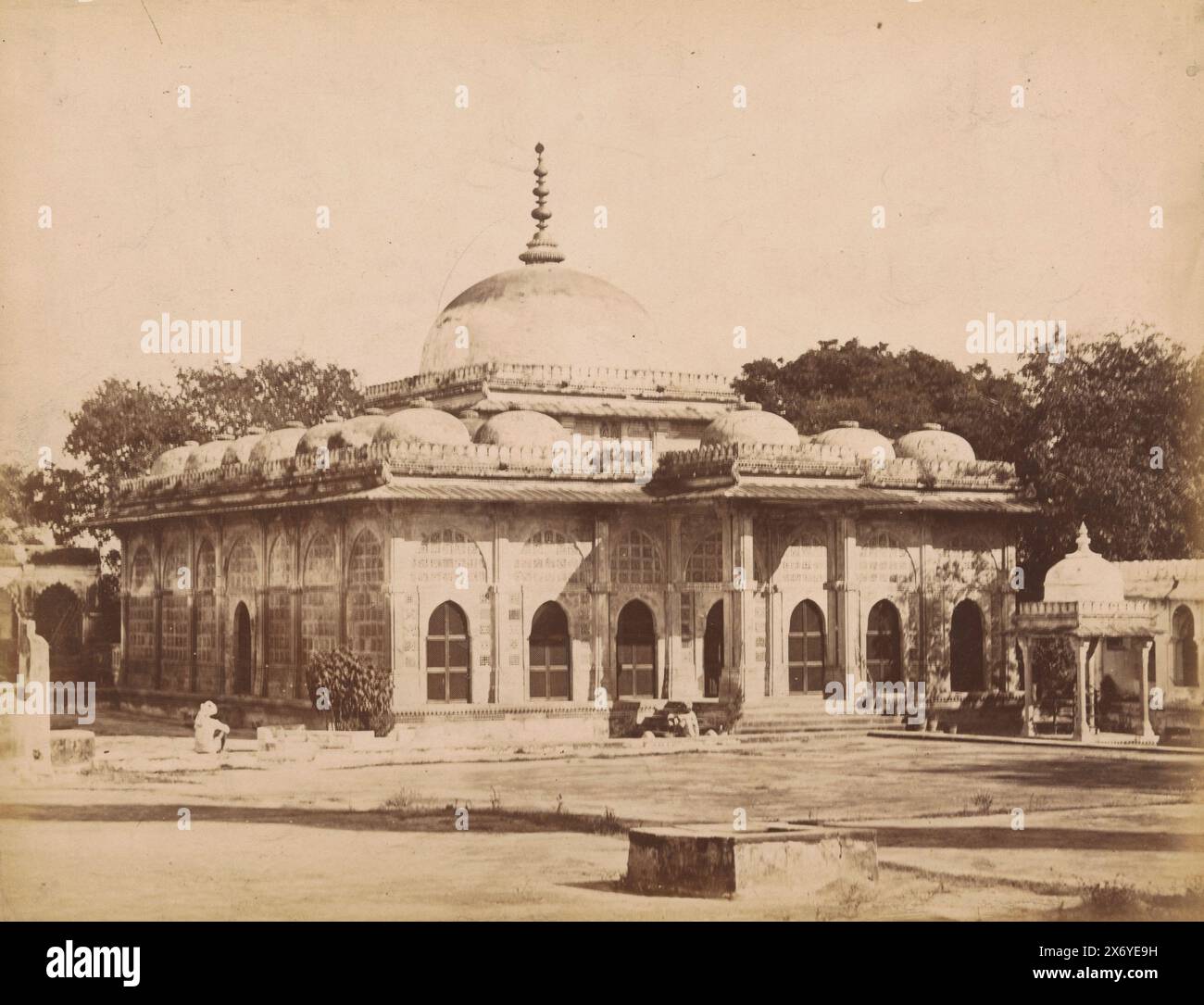 Shah-e-Alam's Roza in Ahmedabad, Gujarat, Indien, Foto, anonym, Ahmedabad, 1865 - 1890, Papier, Albumendruck, Höhe, 201 mm x Breite, 265 mm, Höhe, 222 mm x Breite, 301 mm Stockfoto