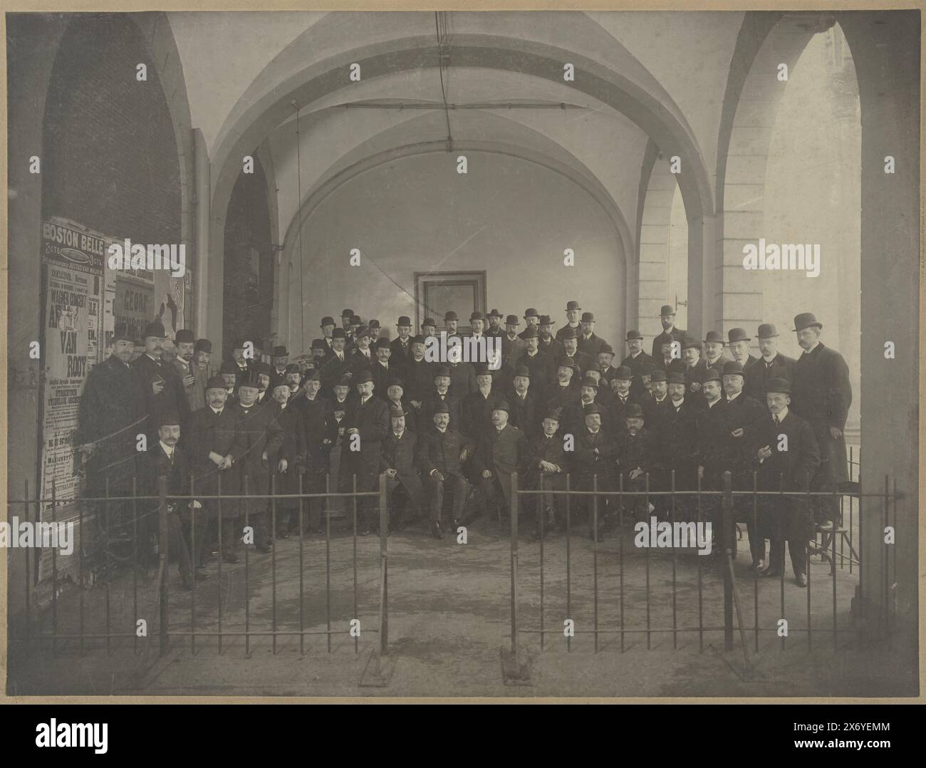 Gruppenporträt von Männern in Bowler-Hüten in der Lobby eines Theaters, Foto, anonym, Niederlande, 1909, Papier, Gelatinedruck, Höhe, 310 mm x Breite, 445 mm, Höhe, 575 mm x Breite, 442 mm Stockfoto