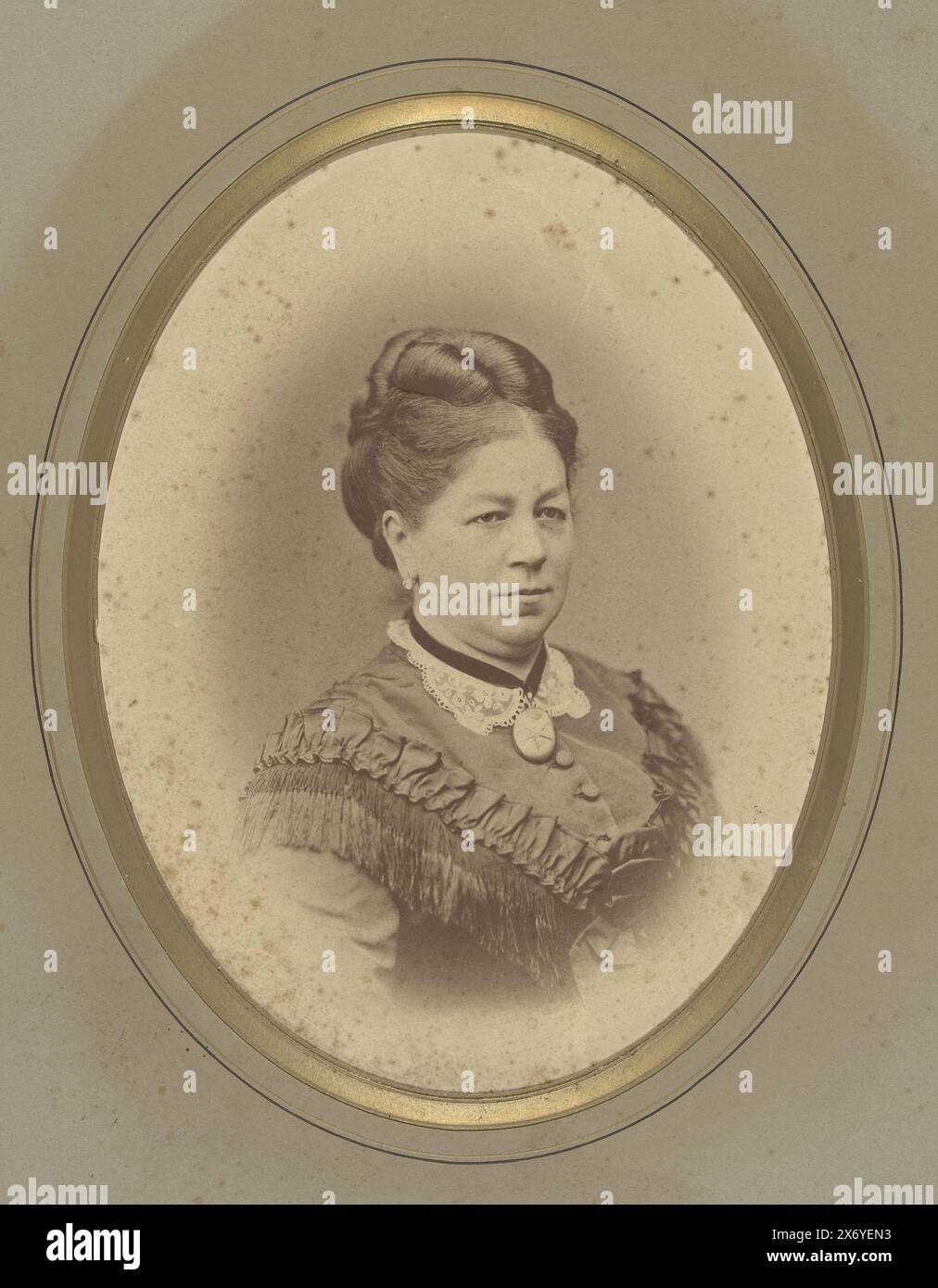 Porträt einer Frau mit Medaillon, Fotografie, anonym, unbekannt, 1870 - 1890, Fototräger, Albumendruck, Höhe, 240 mm x Breite, 180 mm, Höhe, 325 mm x Breite, 287 mm Stockfoto