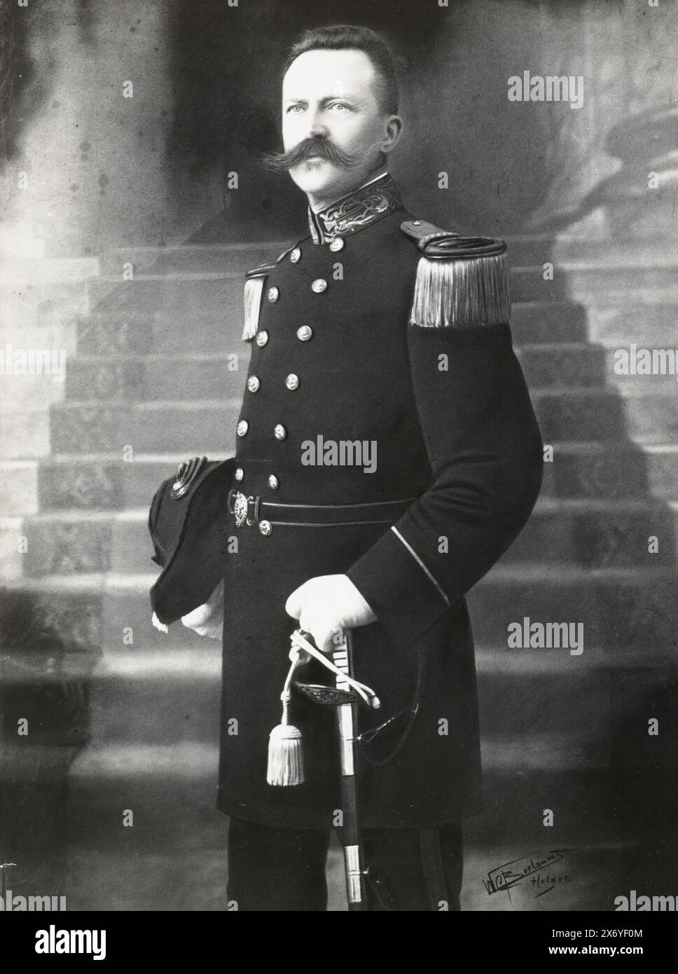 Reproduktion nach einem Porträt von Hazenbroek von W.F. Boelsums, Hazenbroek (Titel über Objekt), Foto, Willem Frederik Boelsums, (erwähnt über Objekt), den Helder, 1920 - 1985, Papier, Gelatinebilddruck, Höhe, 240 mm x Breite, 180 mm, Höhe, 318 mm x Breite, 252 mm Stockfoto