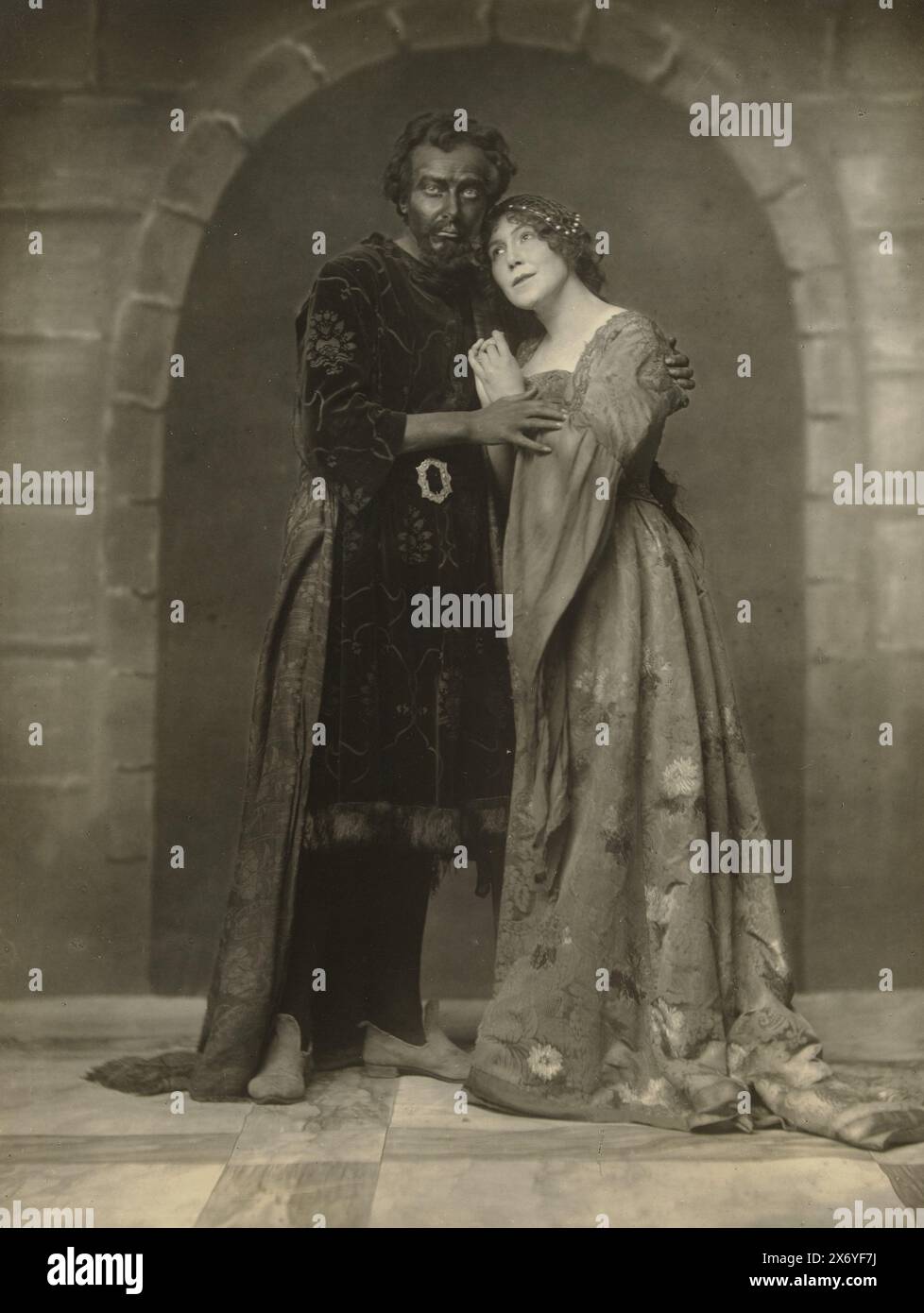 Porträt der Schauspieler Albert van Dalsum und Marie Gilhuys-Sasbach in dem Stück Othello, Het Groot Toneel spielte das Stück Othello von William Shakespeare um 1918 unter der Leitung von Charles Gilhuys, mit Albert van Dalsum als Othello und Marie (Rie) Gilhuys -Sasbach als Othello's Ehefrau Desdemona., Foto, Jacob Merkelbach, (zum Gegenstand erwähnt), Amsterdam, 1918, fotografischer Träger, Gelatinedruck, Höhe, 219 mm x Breite, 166 mm, Höhe, 294 mm x Breite, 208 mm Stockfoto