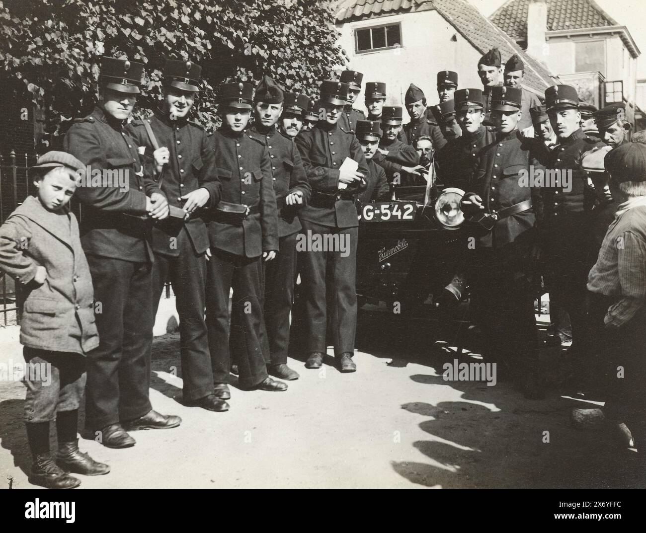 Soldaten in und in der Nähe eines Hupmobil in Alphen aan den Rijn, während der allgemeinen Mobilisierung, Foto, Dirk van der Mark, (möglicherweise), Alphen aan den Rijn, 1914 - 1918, baryta-Papier, Gelatinedruck, Höhe, 87 mm x Breite, 114 mm Stockfoto